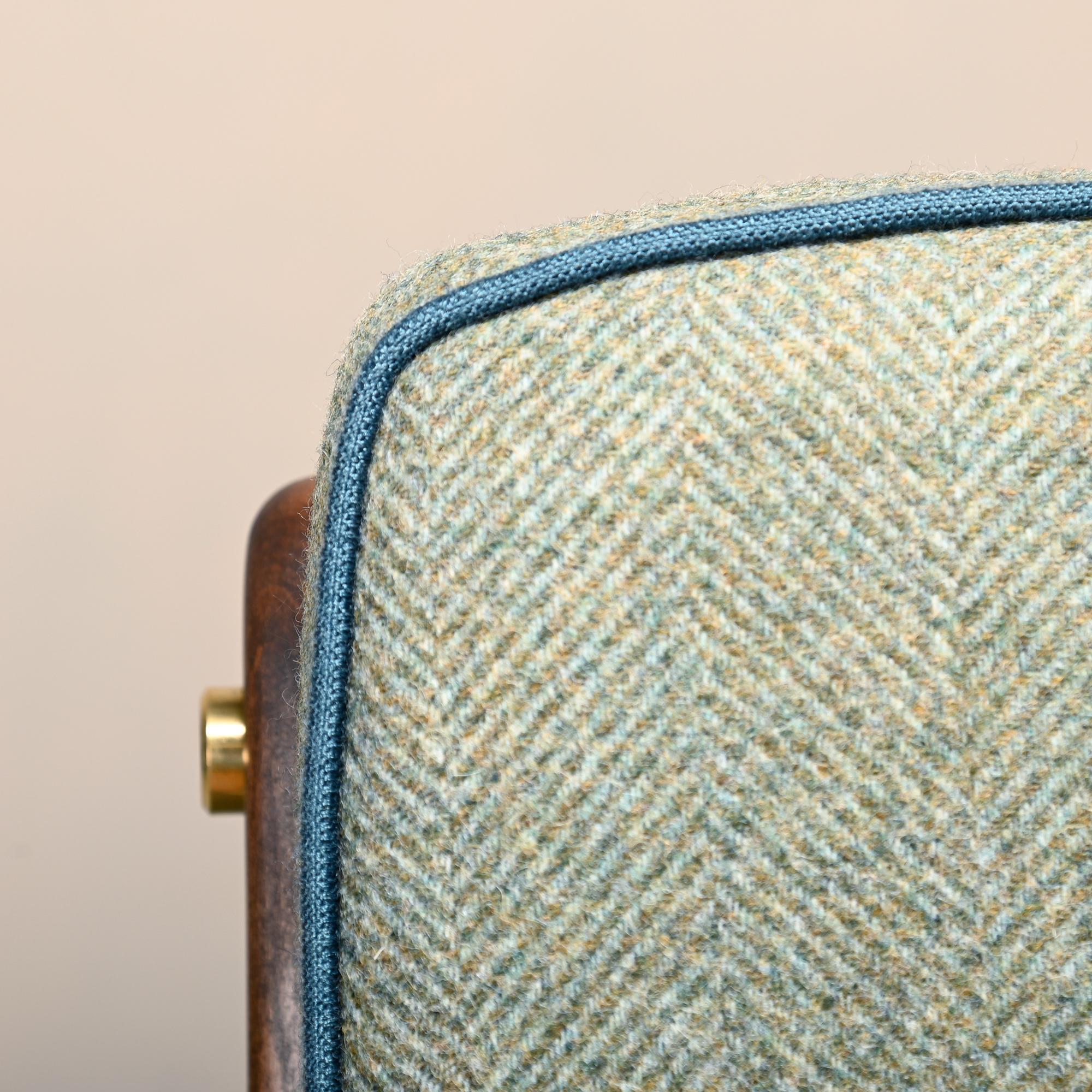 Paire de fauteuils italiens du milieu du siècle en hêtre teinté et coussins verts 4