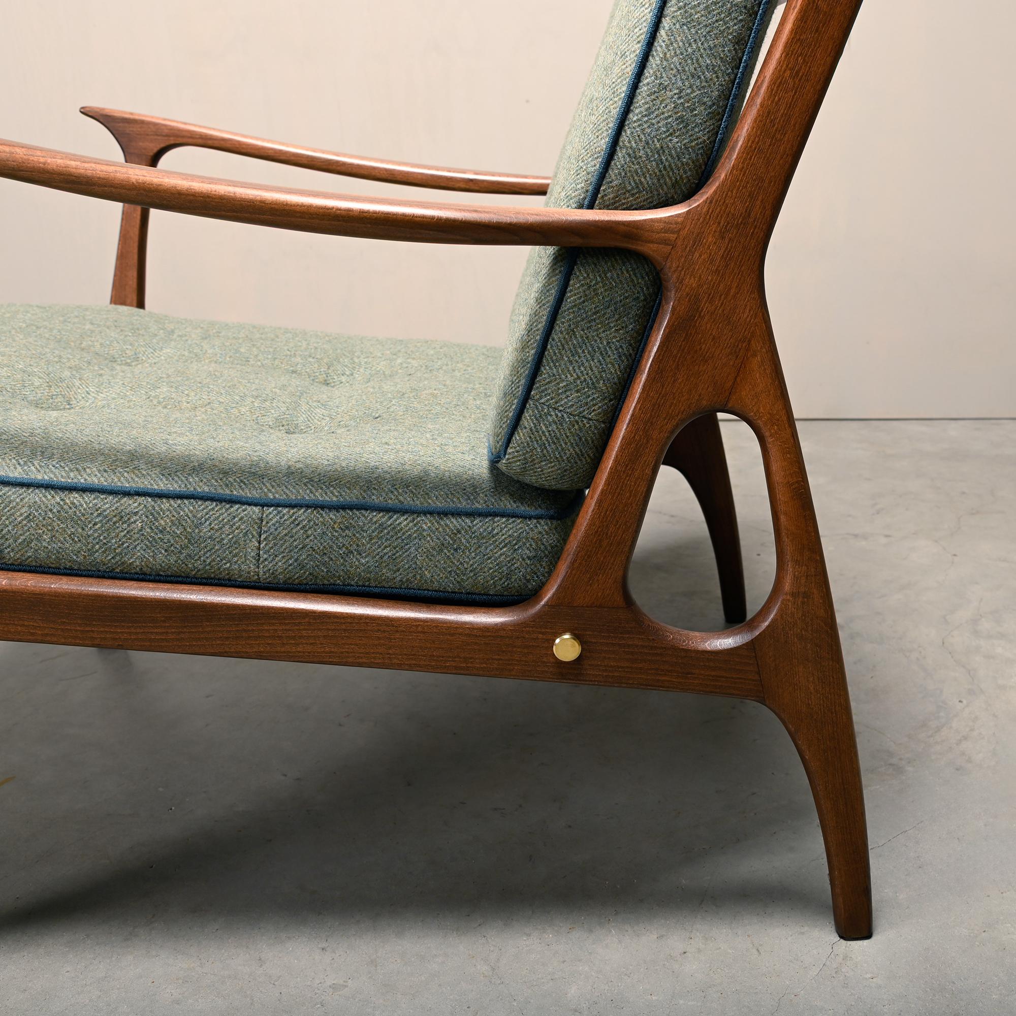 Paire de fauteuils italiens du milieu du siècle en hêtre teinté et coussins verts 5