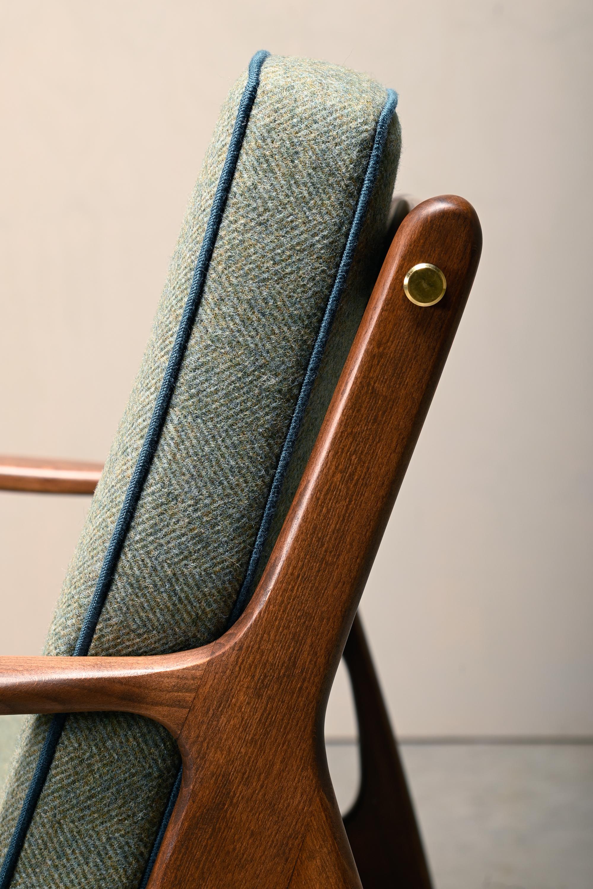 Paire de fauteuils italiens du milieu du siècle en hêtre teinté et coussins verts 6