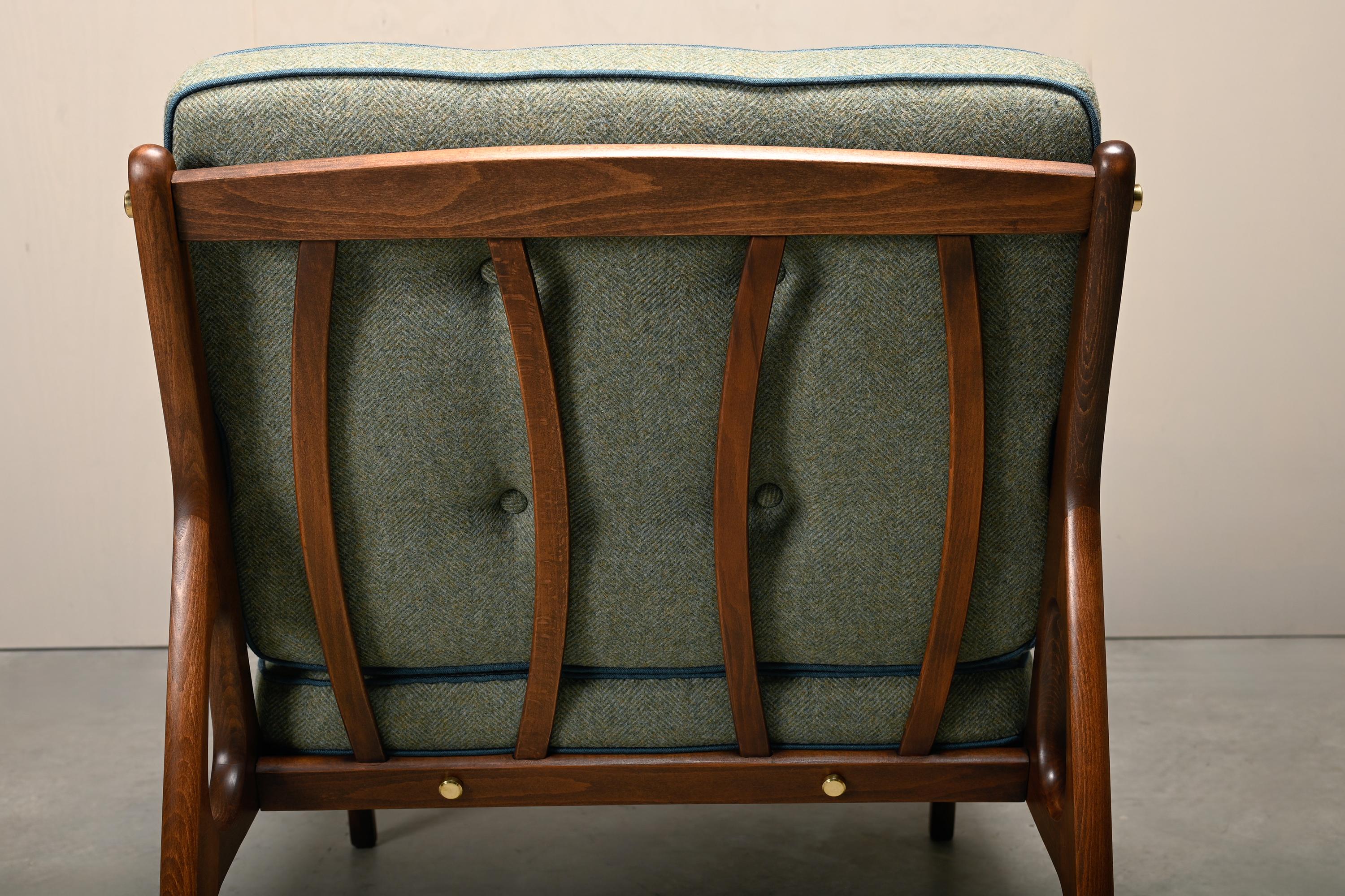 Paire de fauteuils italiens du milieu du siècle en hêtre teinté et coussins verts 7