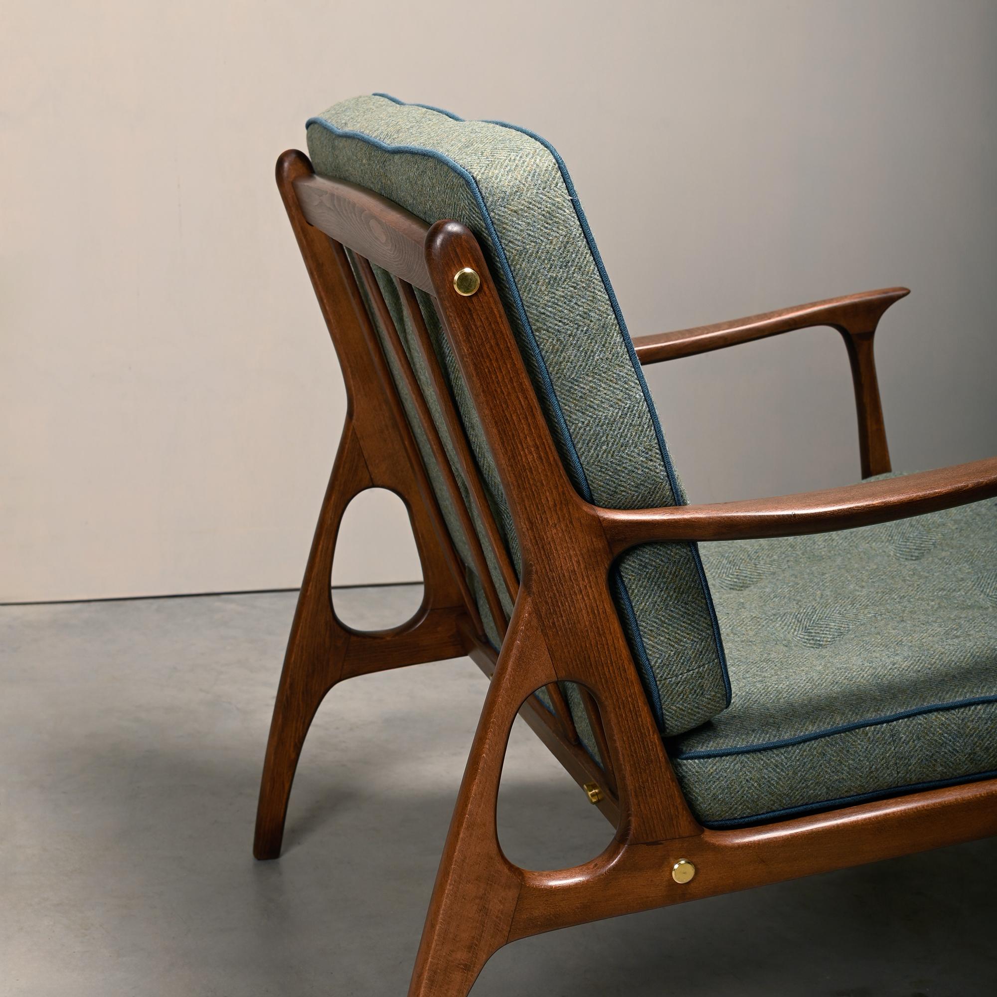 Paire de fauteuils italiens du milieu du siècle en hêtre teinté et coussins verts 10