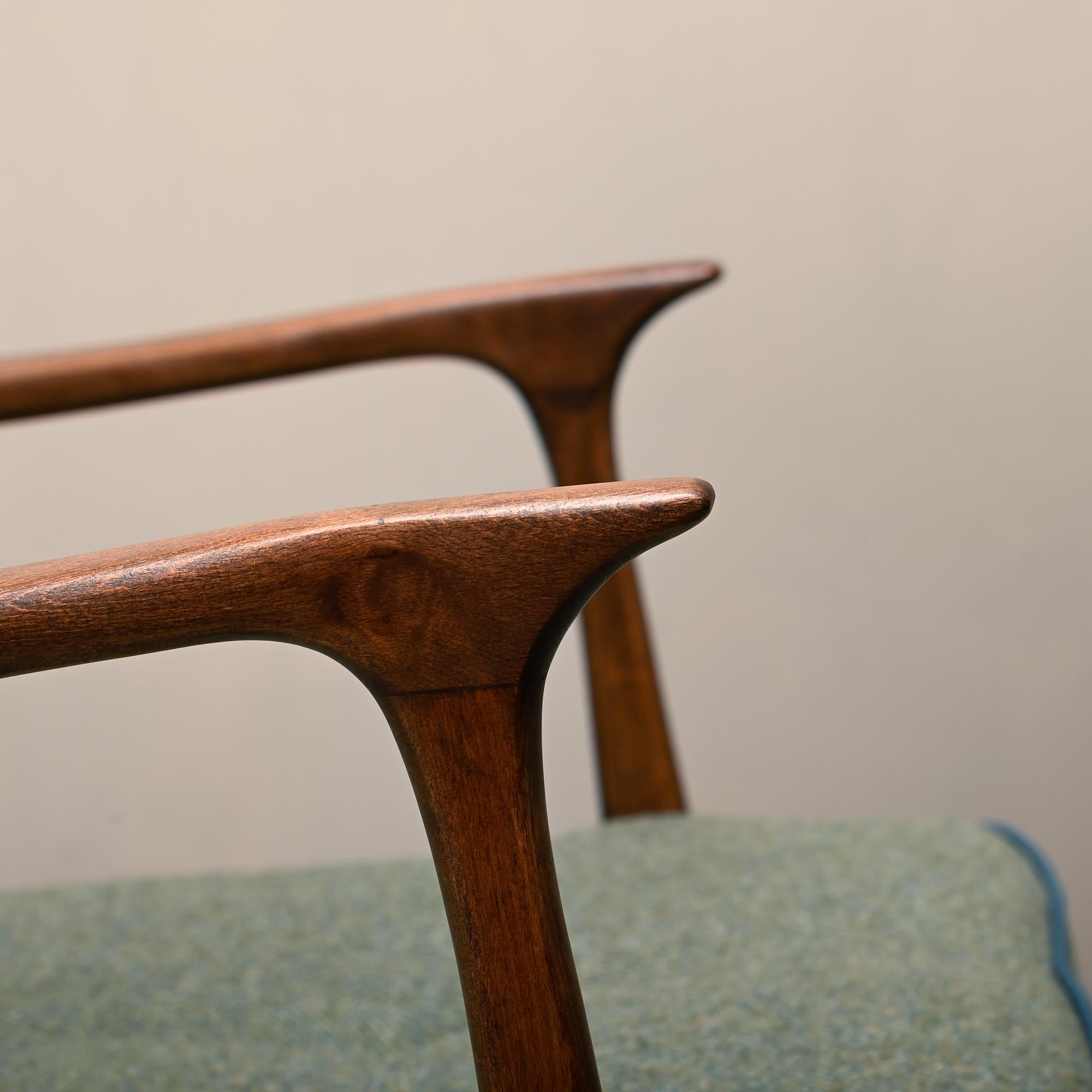 Paire de fauteuils italiens du milieu du siècle en hêtre teinté et coussins verts 11