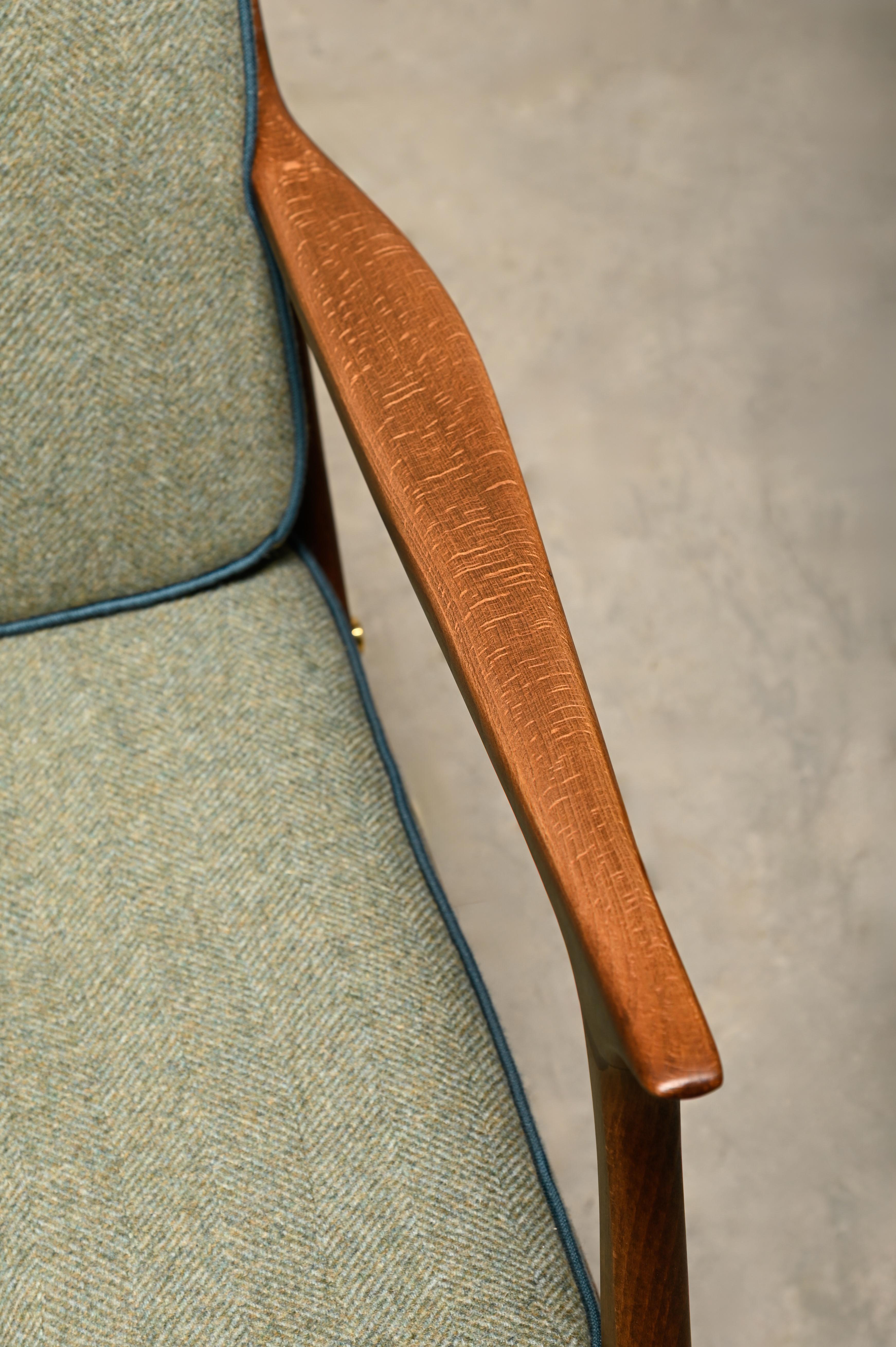 Paire de fauteuils italiens du milieu du siècle en hêtre teinté et coussins verts 12