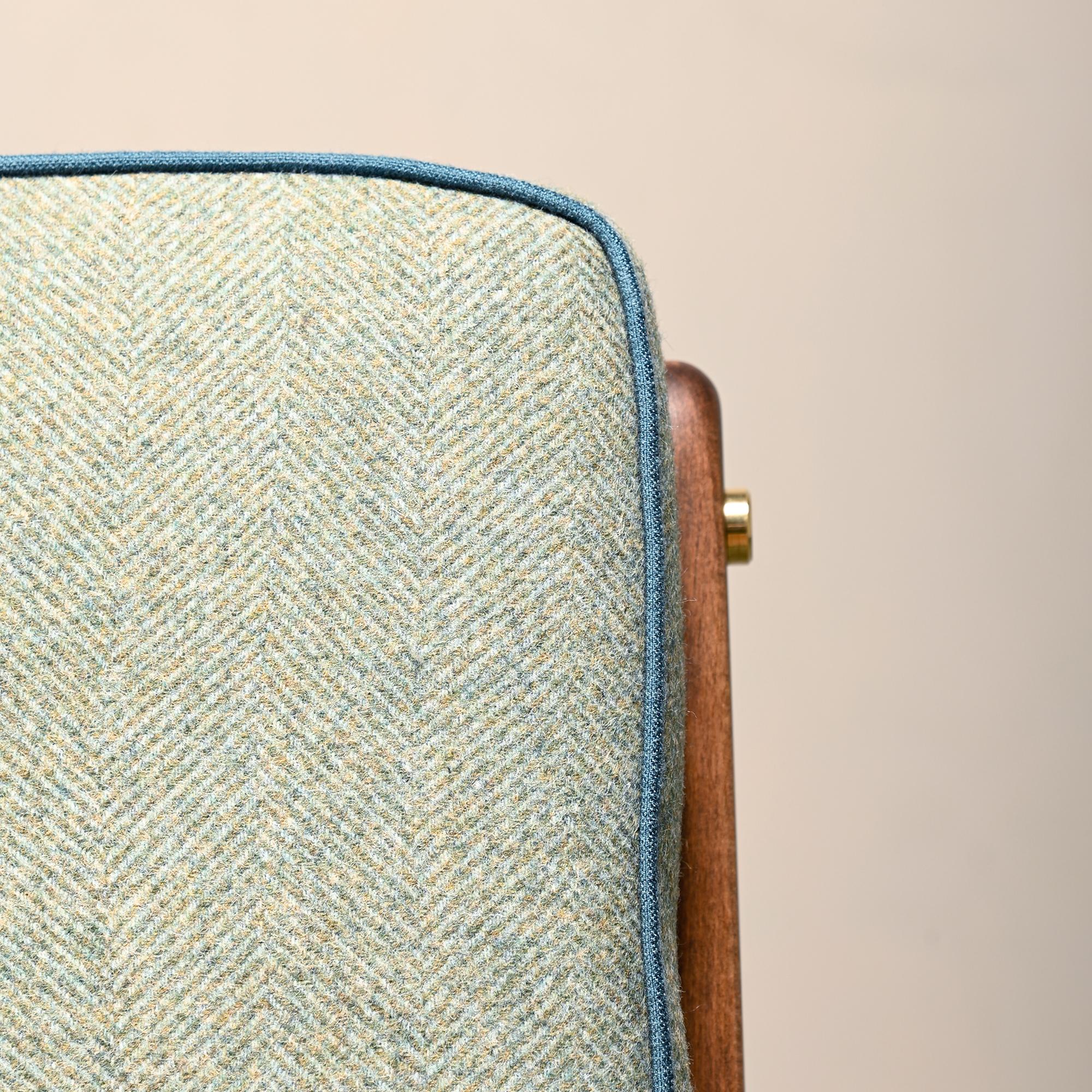 Paire de fauteuils italiens du milieu du siècle en hêtre teinté et coussins verts 13