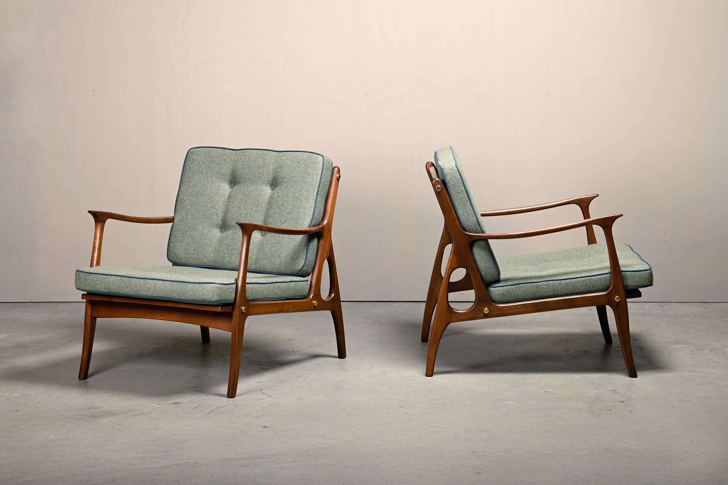 Chaises longues italiennes sculpturales et élégantes, Italie, années 1960. Les cadres élégants, aux lignes et courbes fluides, en hêtre teinté, sont en très bon état et ne présentent que de légères marques d'usure. Le propriétaire précédent a fait