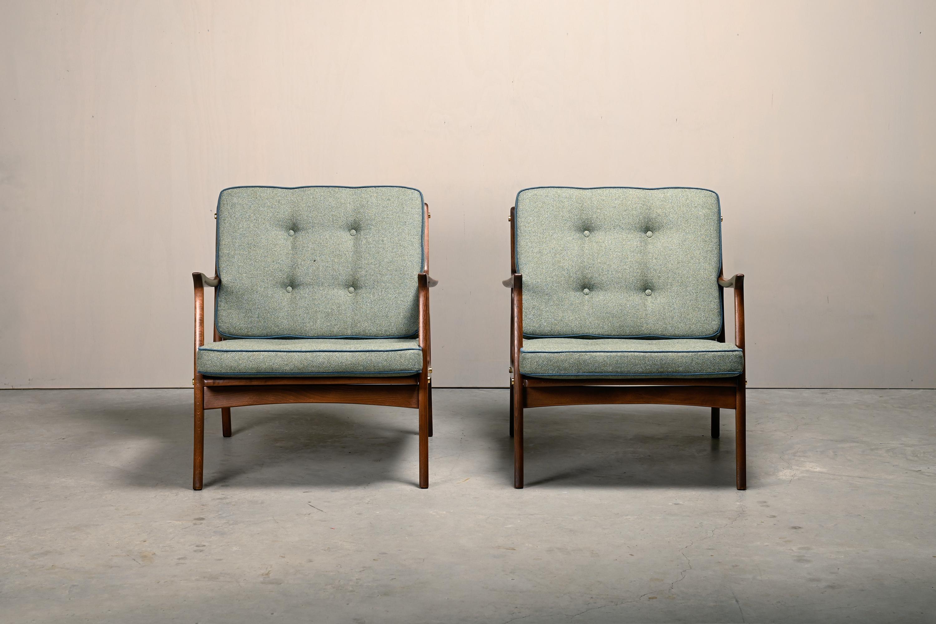 Mid-Century Modern Paire de fauteuils italiens du milieu du siècle en hêtre teinté et coussins verts