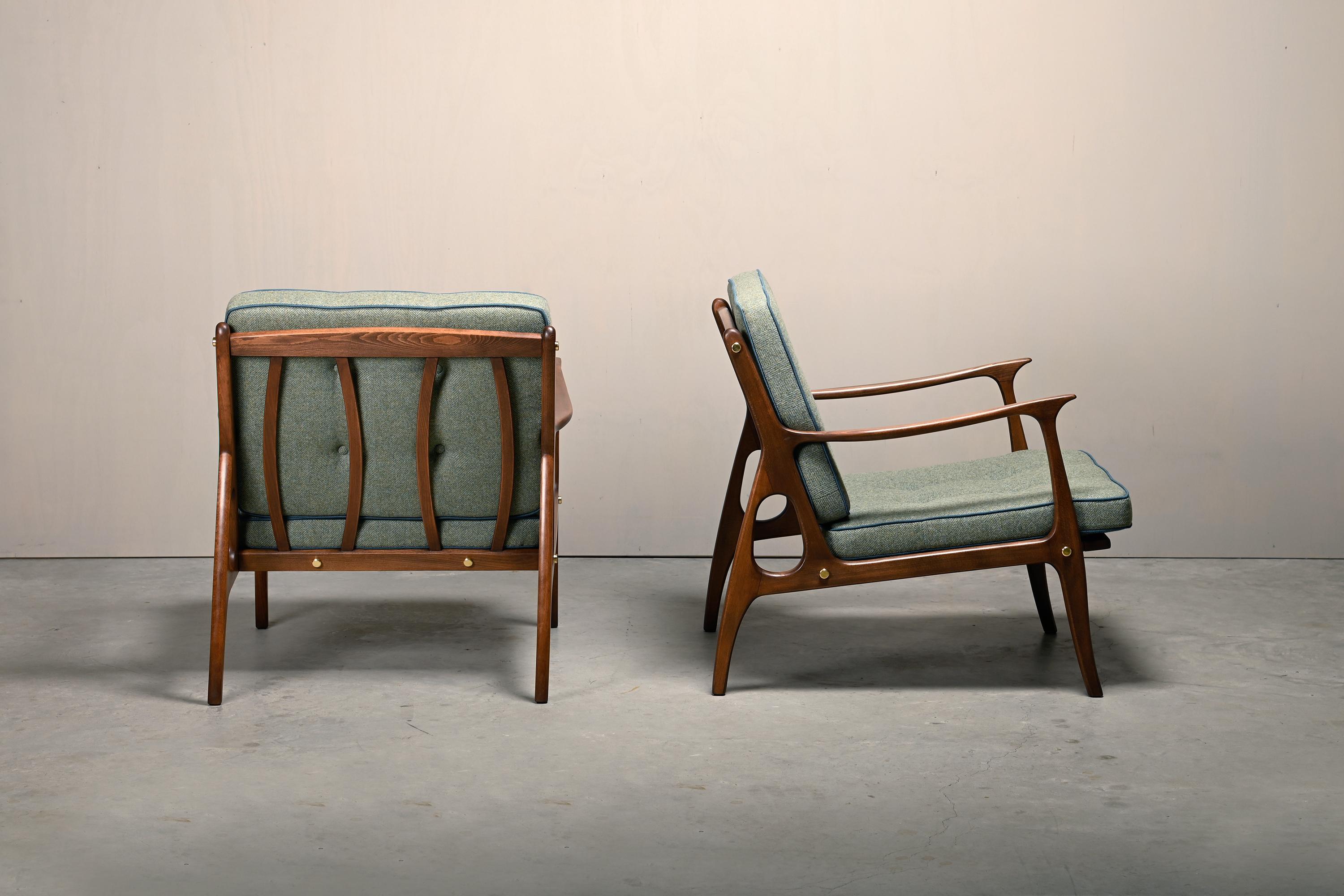 Paire de fauteuils italiens du milieu du siècle en hêtre teinté et coussins verts Bon état à Amsterdam, NL