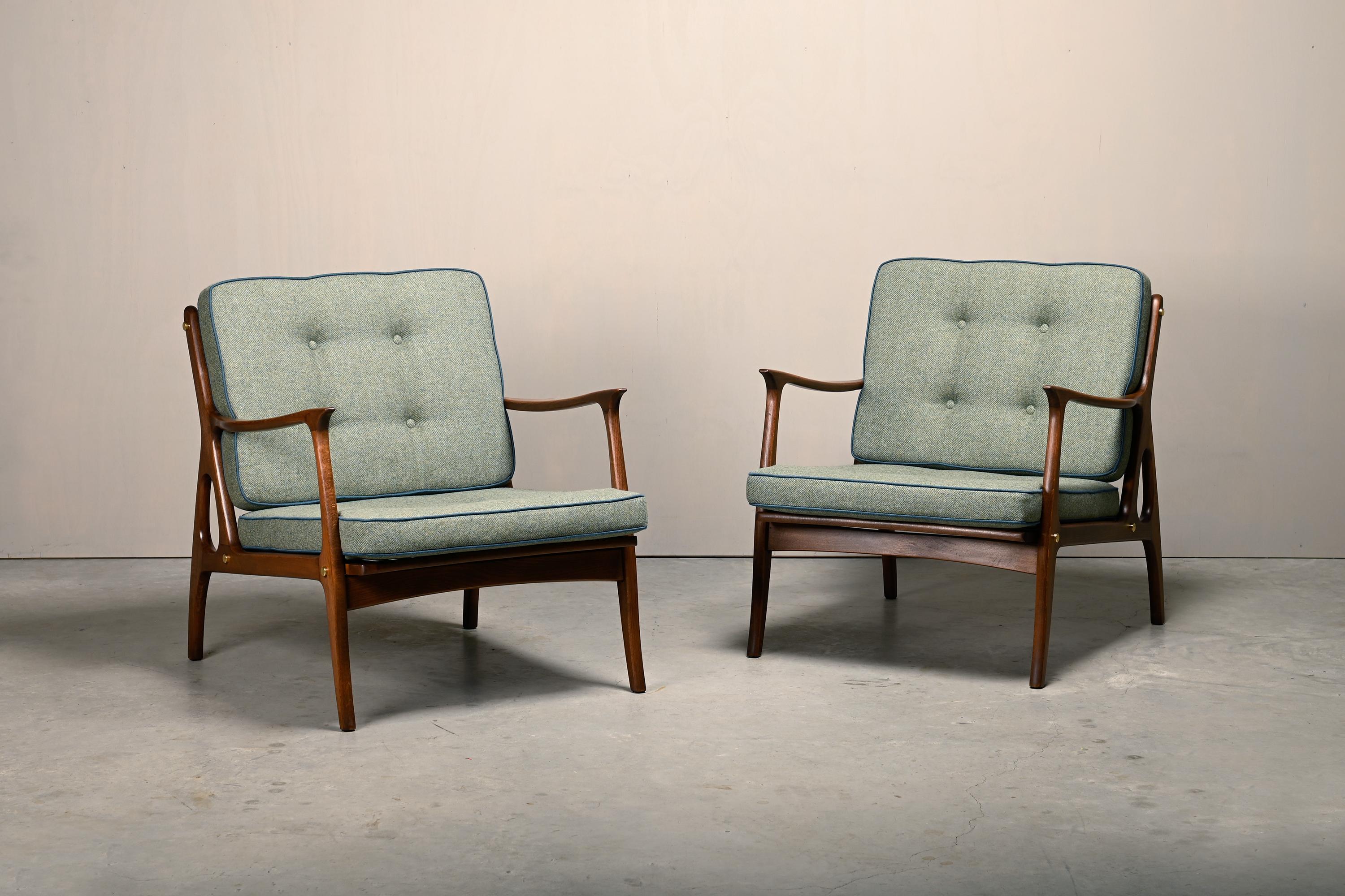 20ième siècle Paire de fauteuils italiens du milieu du siècle en hêtre teinté et coussins verts
