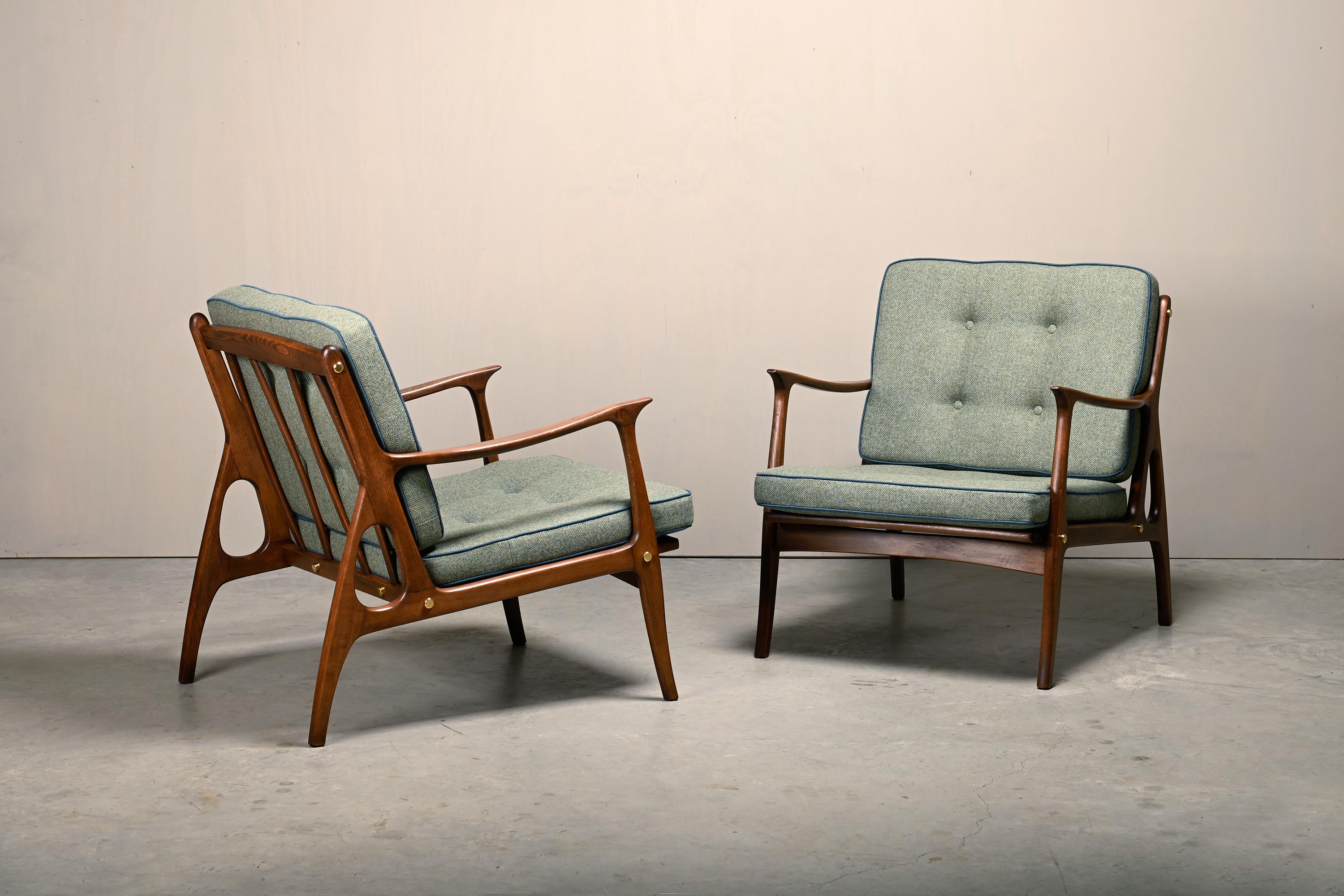 Laiton Paire de fauteuils italiens du milieu du siècle en hêtre teinté et coussins verts