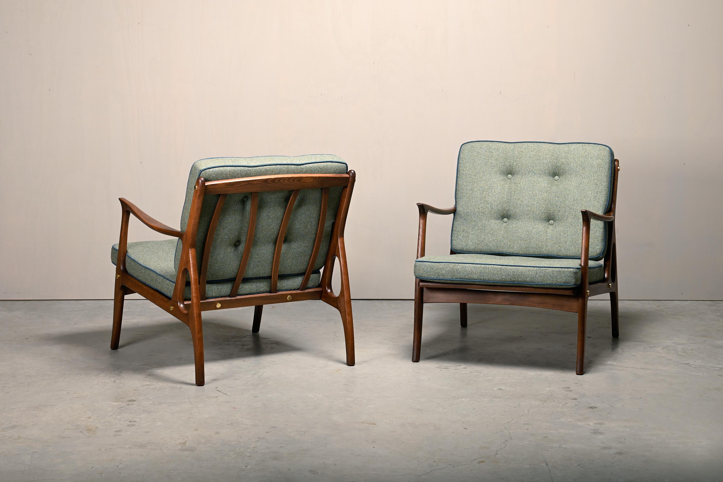 Paire de fauteuils italiens du milieu du siècle en hêtre teinté et coussins verts 1