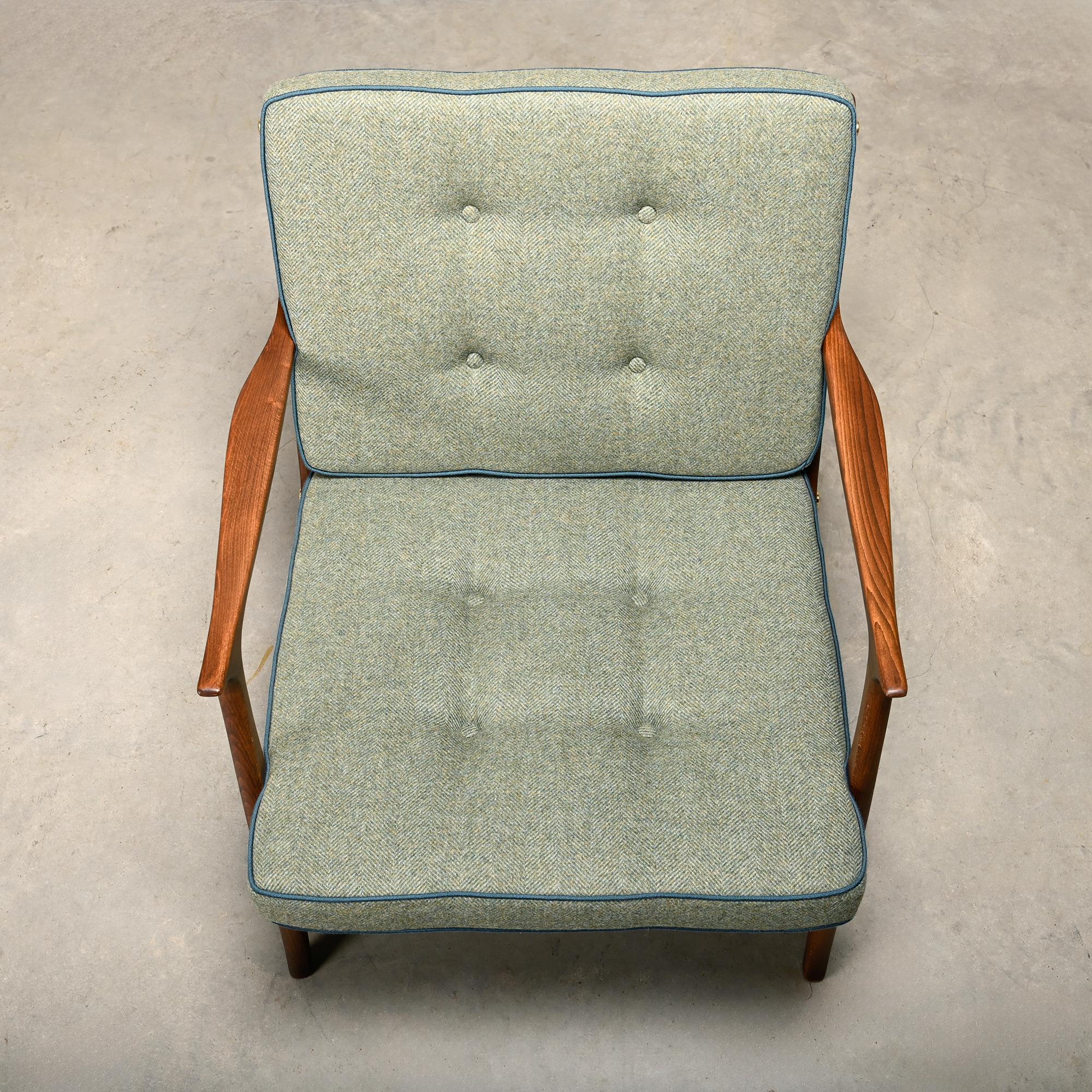 Paire de fauteuils italiens du milieu du siècle en hêtre teinté et coussins verts 2