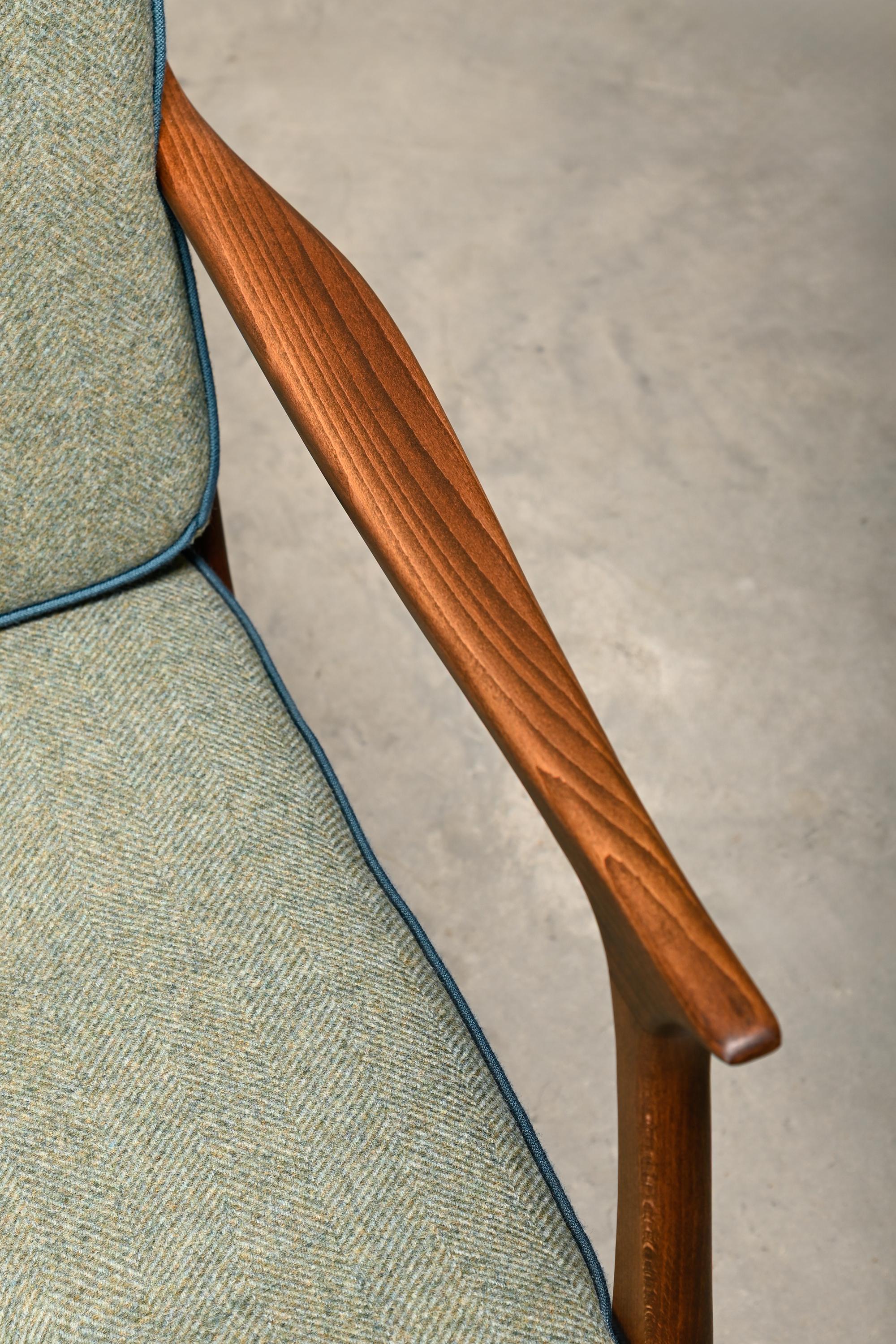 Paire de fauteuils italiens du milieu du siècle en hêtre teinté et coussins verts 3