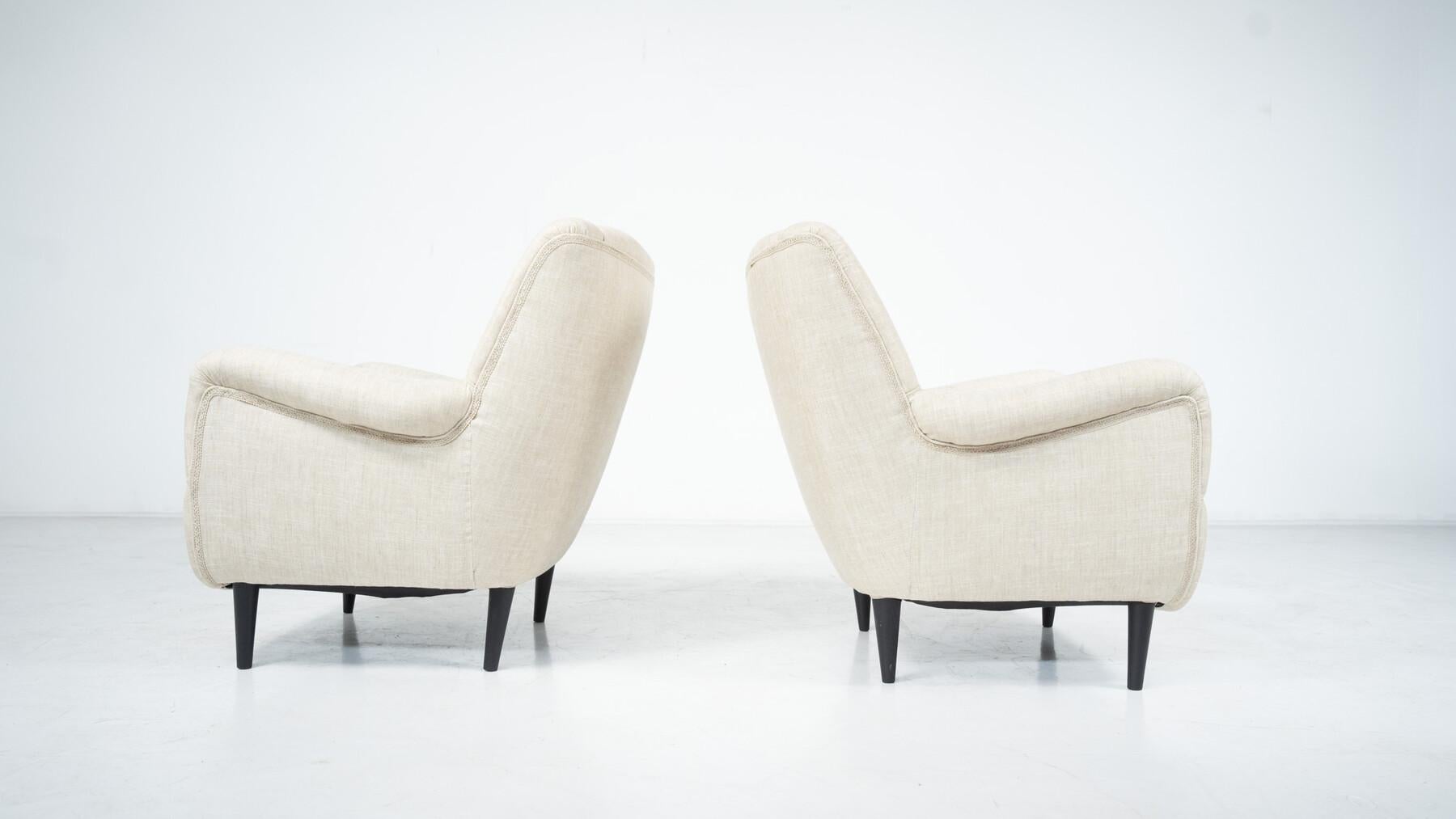Paire de fauteuils italiens du milieu du siècle dernier, Italie, années 1960, nouvelle tapisserie Bon état - En vente à Brussels, BE