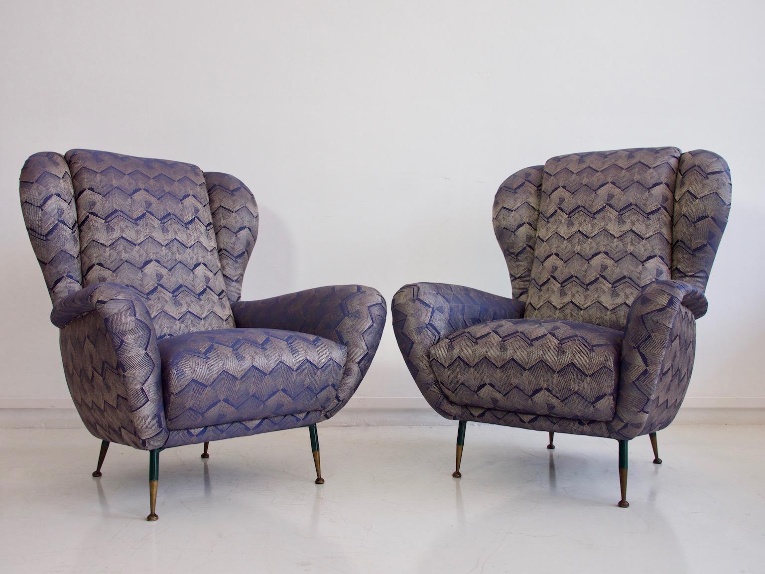 Pair of Mid-Century Italian Armchairs with Slim Brass Feet In Good Condition In Madrid, ES