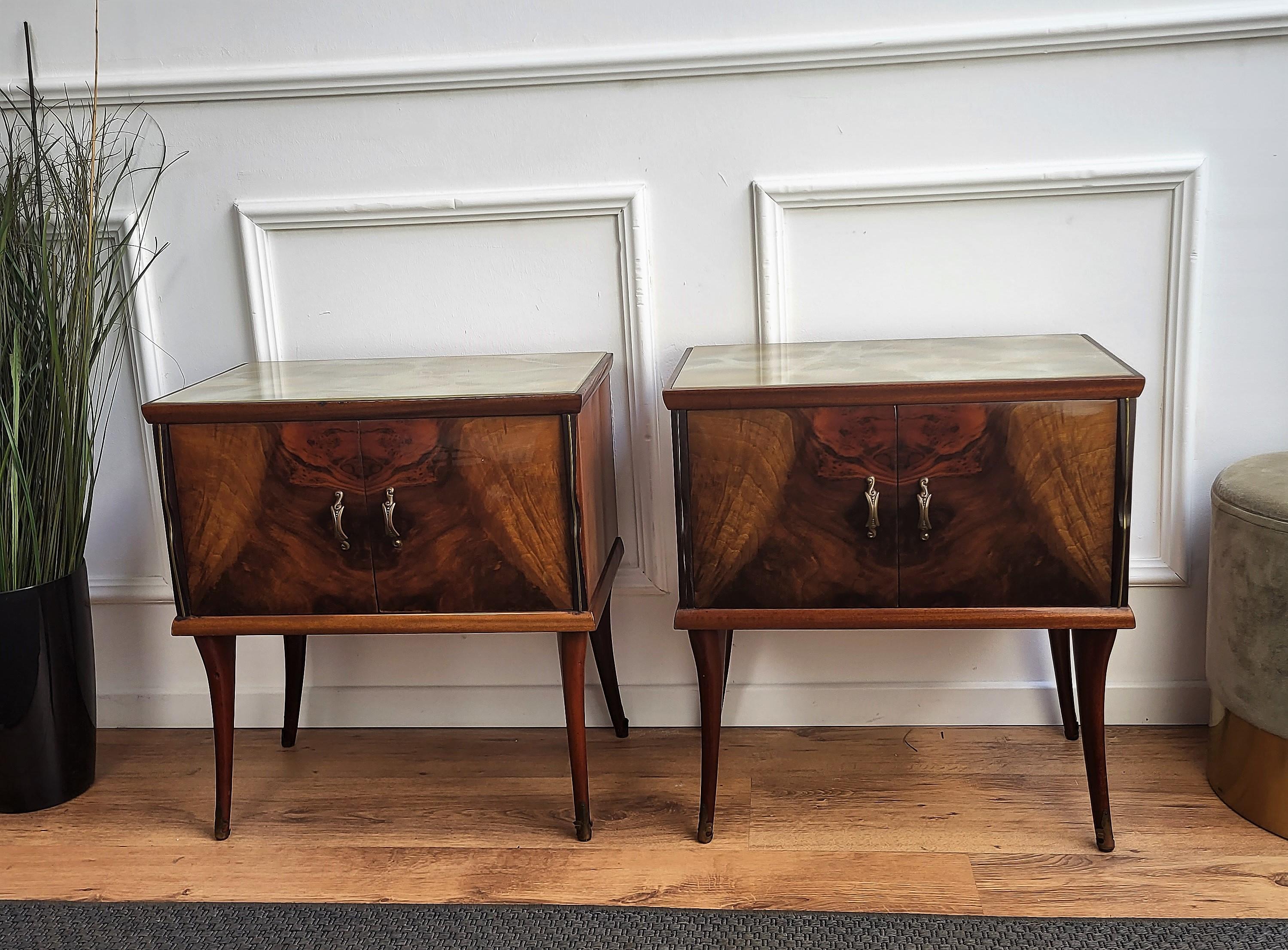 Very elegant and refined Italian 1950s Mid-Century Modern, neoclassical and empire style, in typical Art Deco design, pair of bedside tables with wood double front door, white marble top and wood veneer burl decors on the sides and doors, and brass