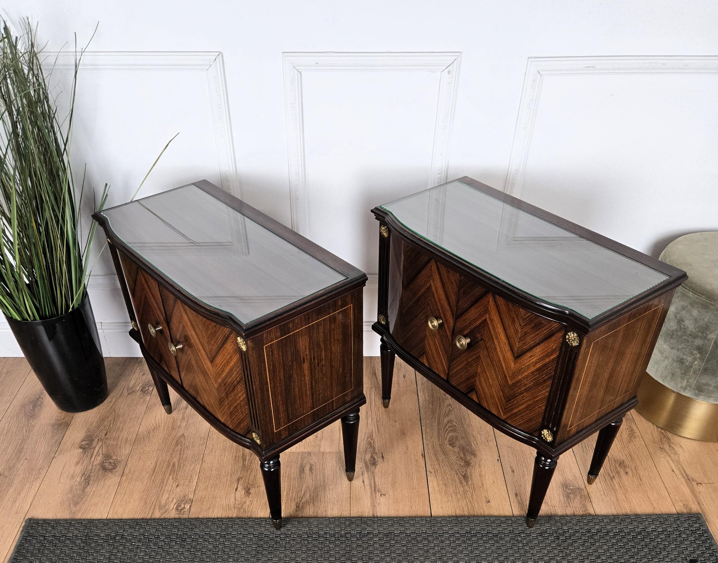 Paire de tables de chevet Art Déco italiennes du milieu du siècle dernier avec plateau en verre et noyer en vente 2