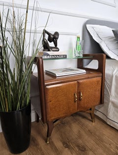 Paire de tables de chevet Art Déco italiennes du milieu du siècle dernier avec plateau en verre et noyer