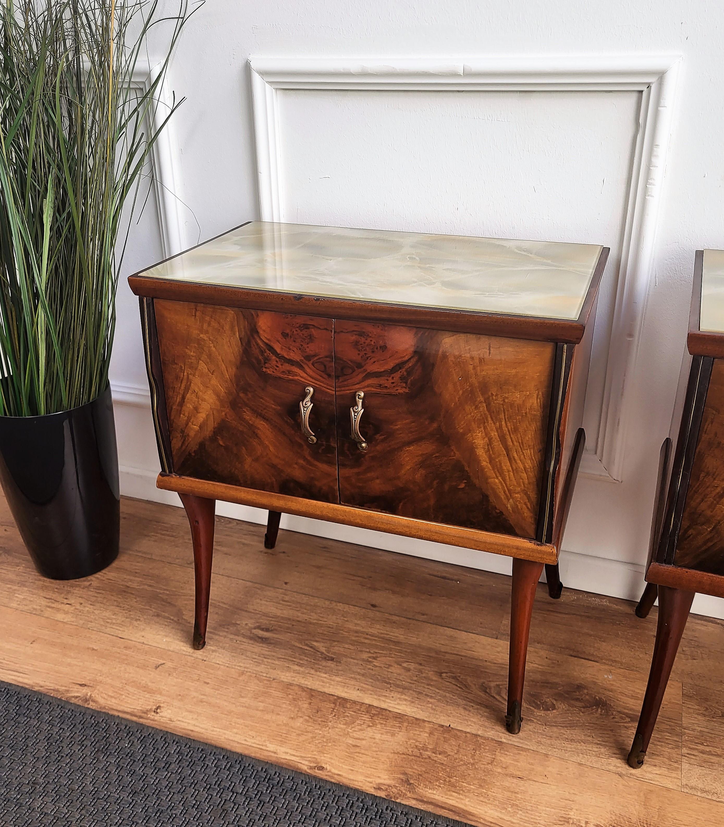 Pair of Mid-Century Italian Art Deco Nightstands Bedside Tables Walnut Glass Top In Good Condition In Carimate, Como