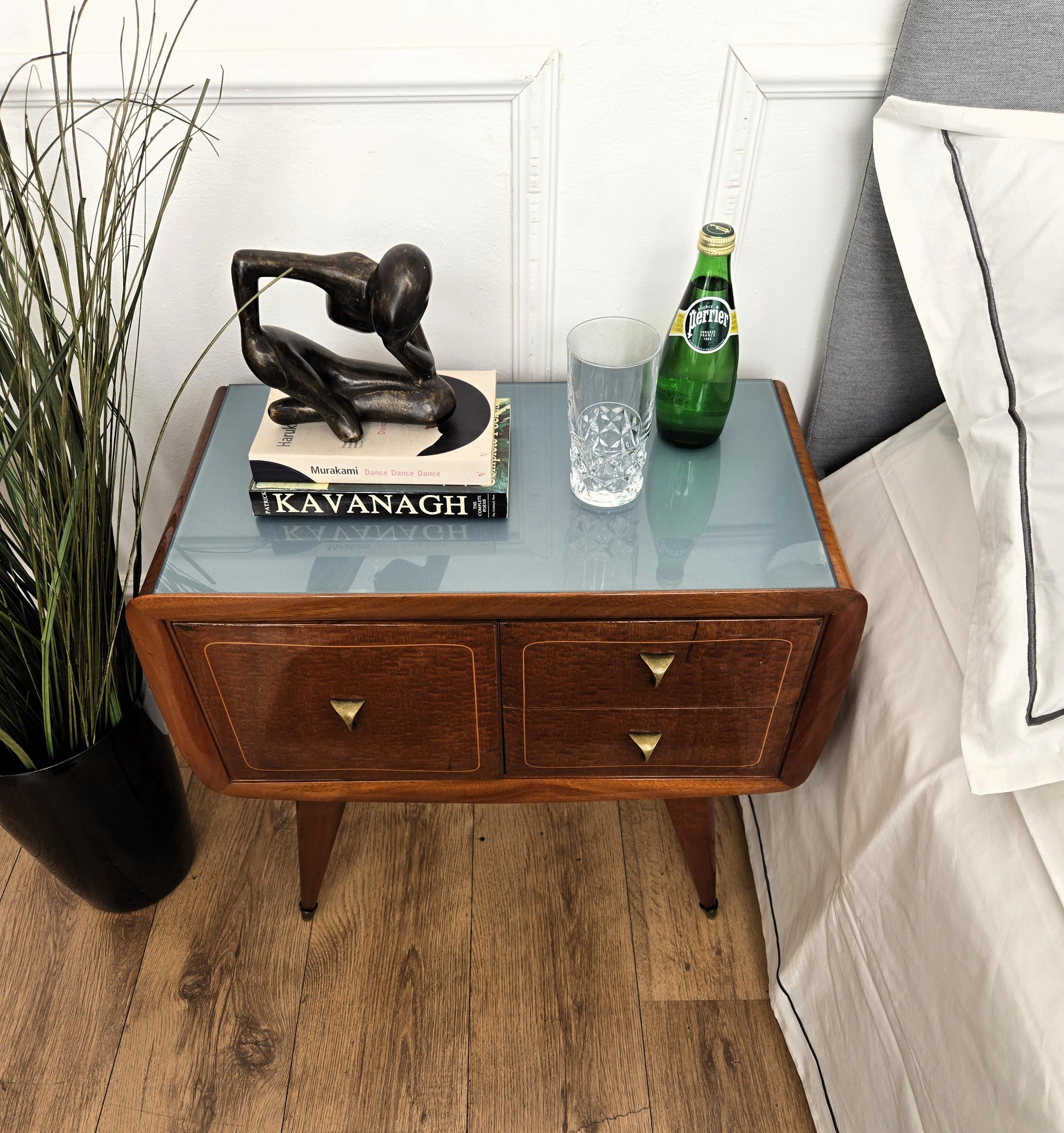 Pair of Mid-Century Italian Art Deco Nightstands Bedside Tables Walnut Glass Top In Good Condition For Sale In Carimate, Como