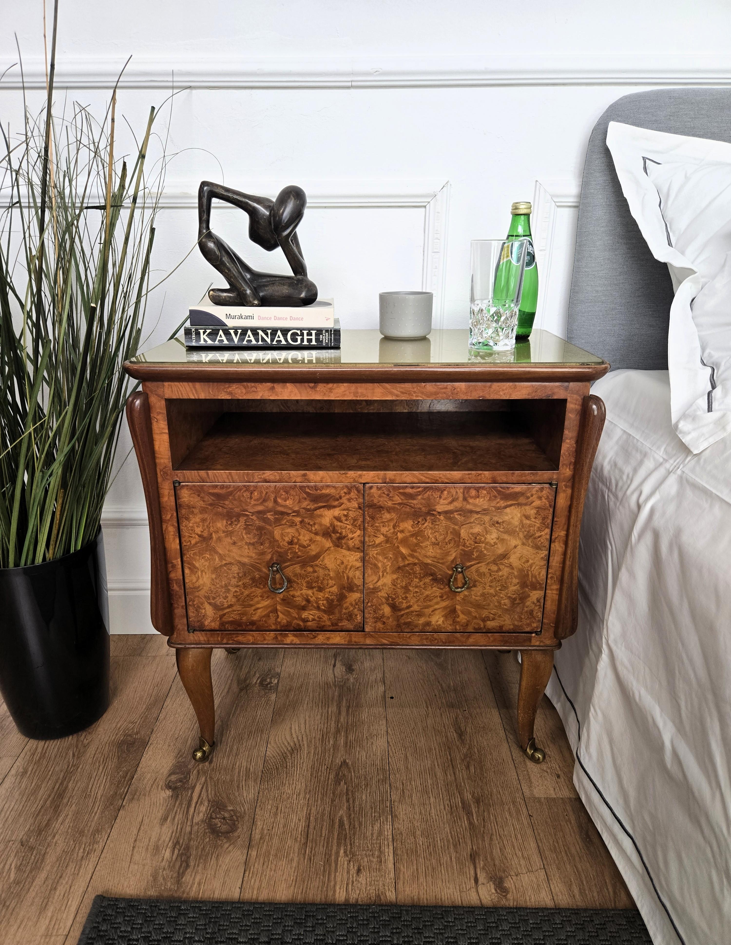 Pair of Mid-Century Italian Art Deco Nightstands Bedside Tables Walnut Glass Top In Good Condition For Sale In Carimate, Como