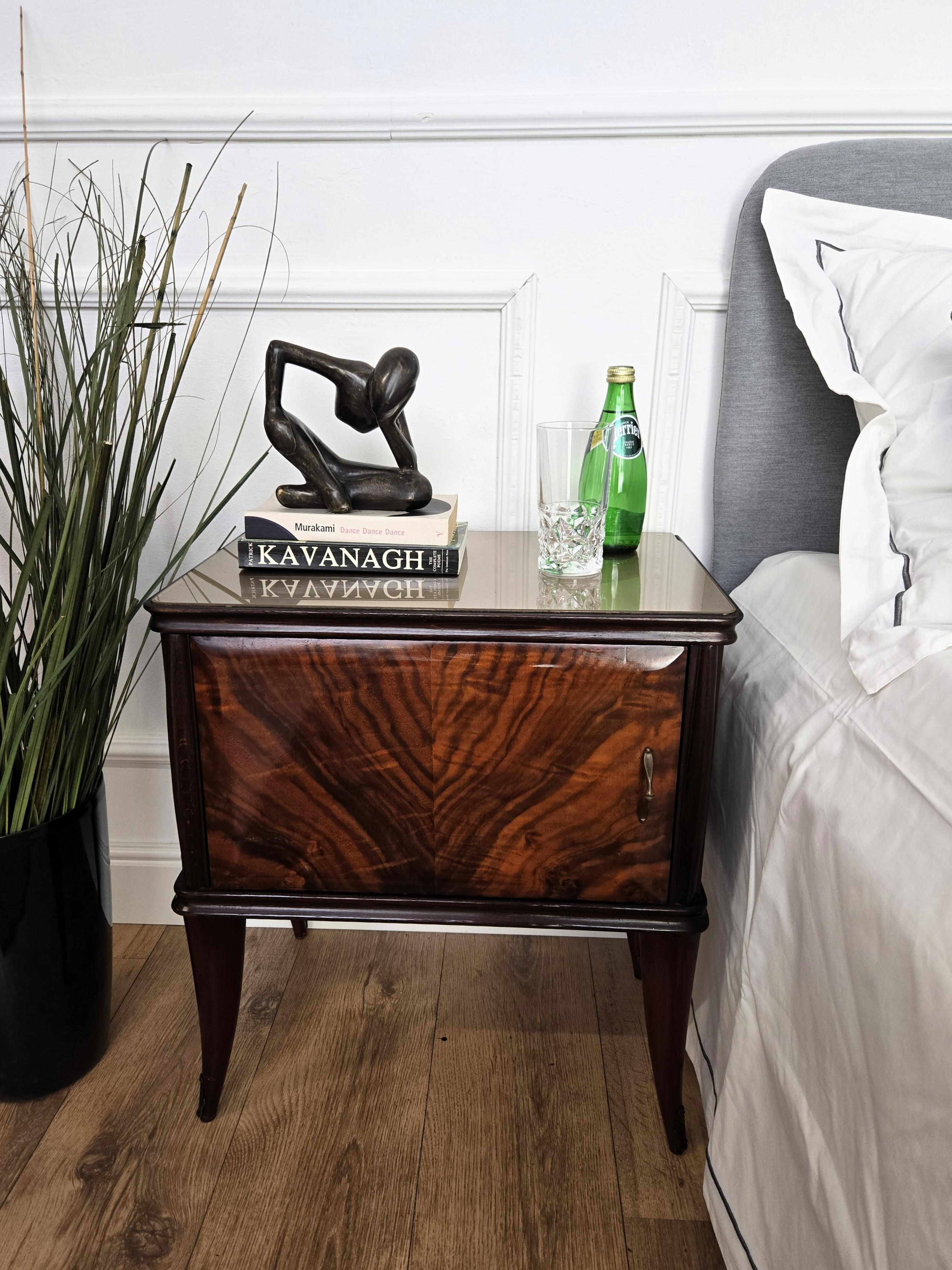 Mid-Century Modern Pair of Mid-Century Italian Art Deco Nightstands Bedside Tables Walnut Glass Top en vente
