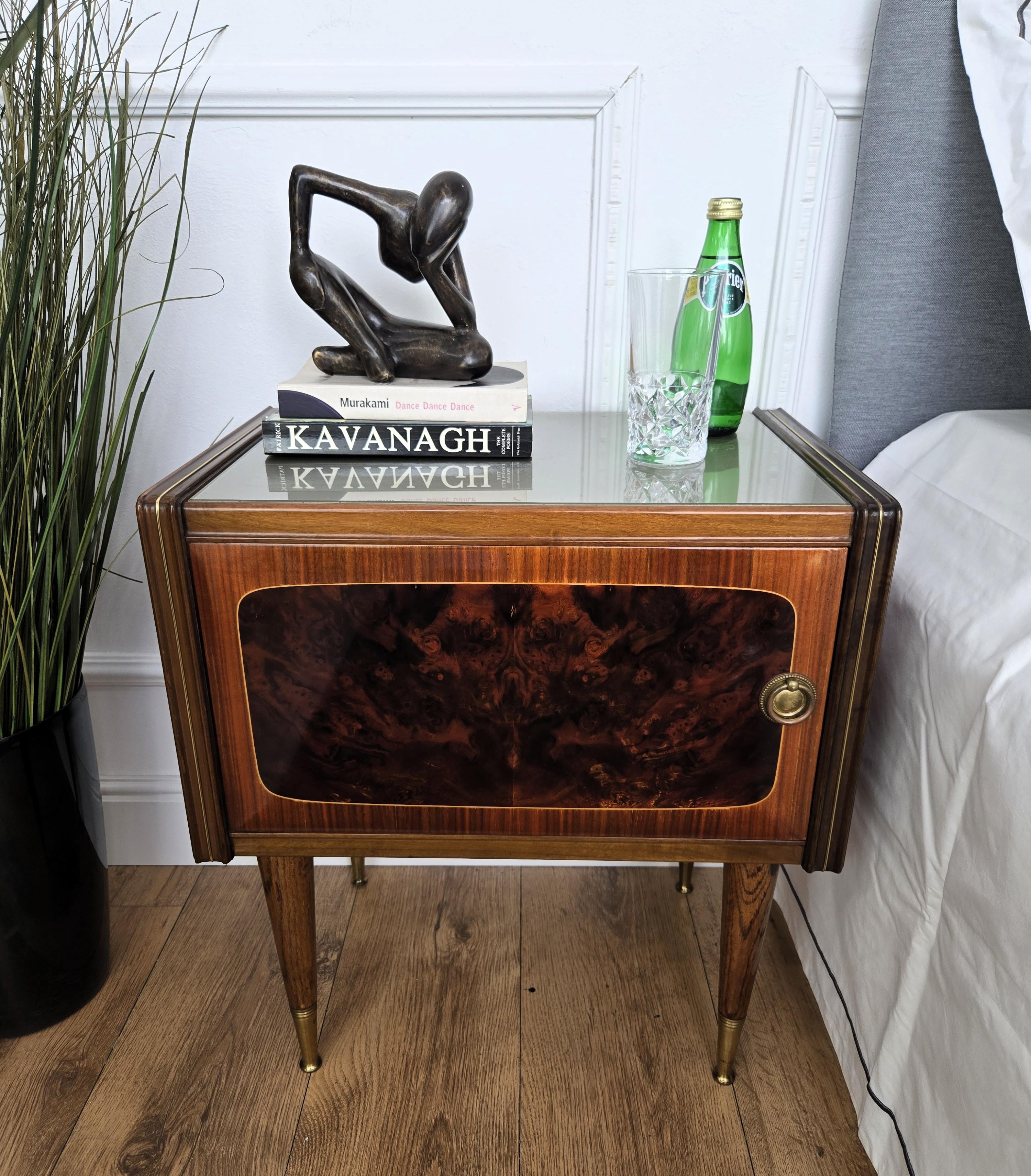 Mid-Century Modern Paire de tables de chevet Art Déco italiennes du milieu du siècle dernier avec plateau en verre et noyer en vente