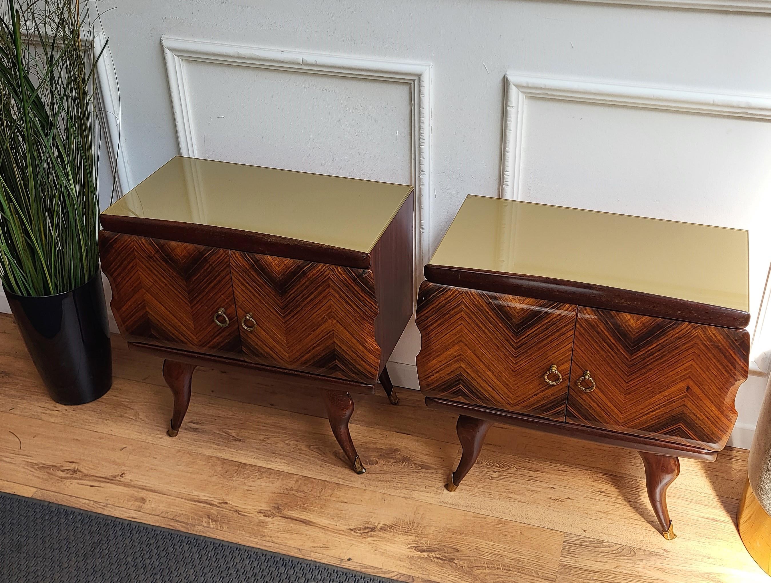 20th Century Pair of Midcentury Italian Art Deco Nightstands Bedside Tables Walnut Glass Top For Sale