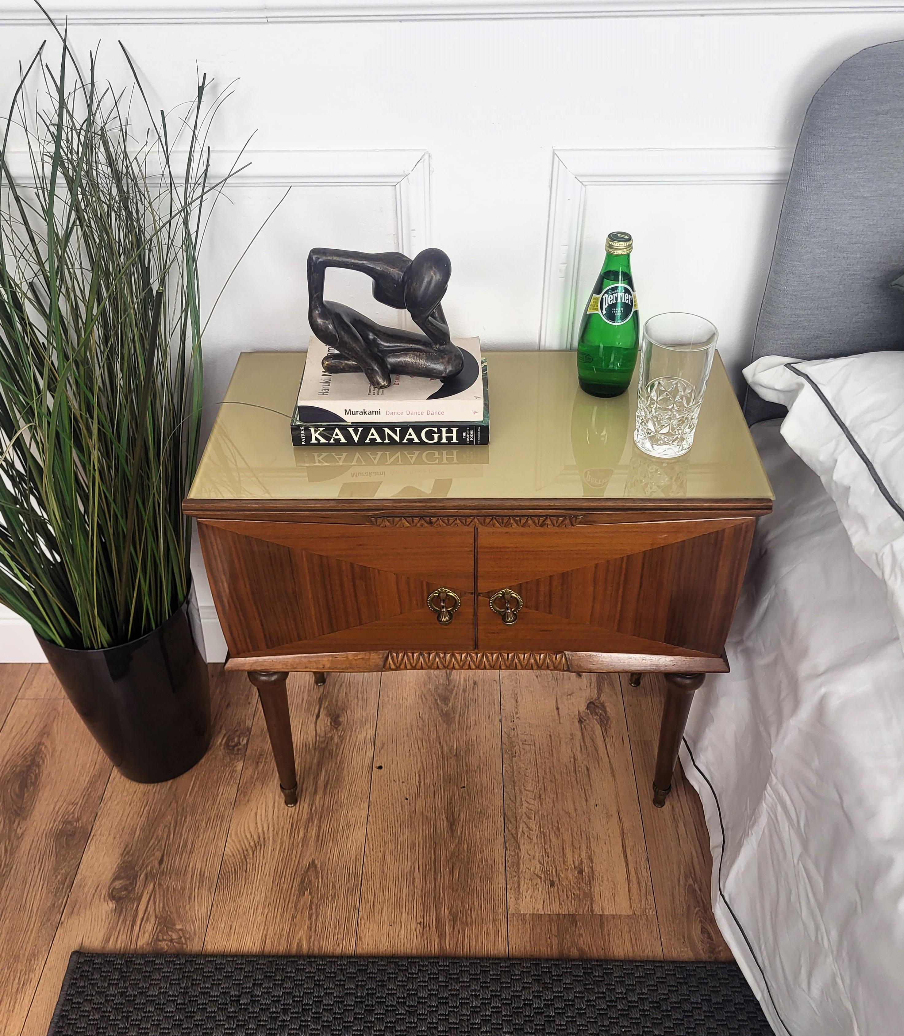 Pair of Mid-Century Italian Art Deco Nightstands Bedside Tables Walnut Glass Top In Good Condition In Carimate, Como