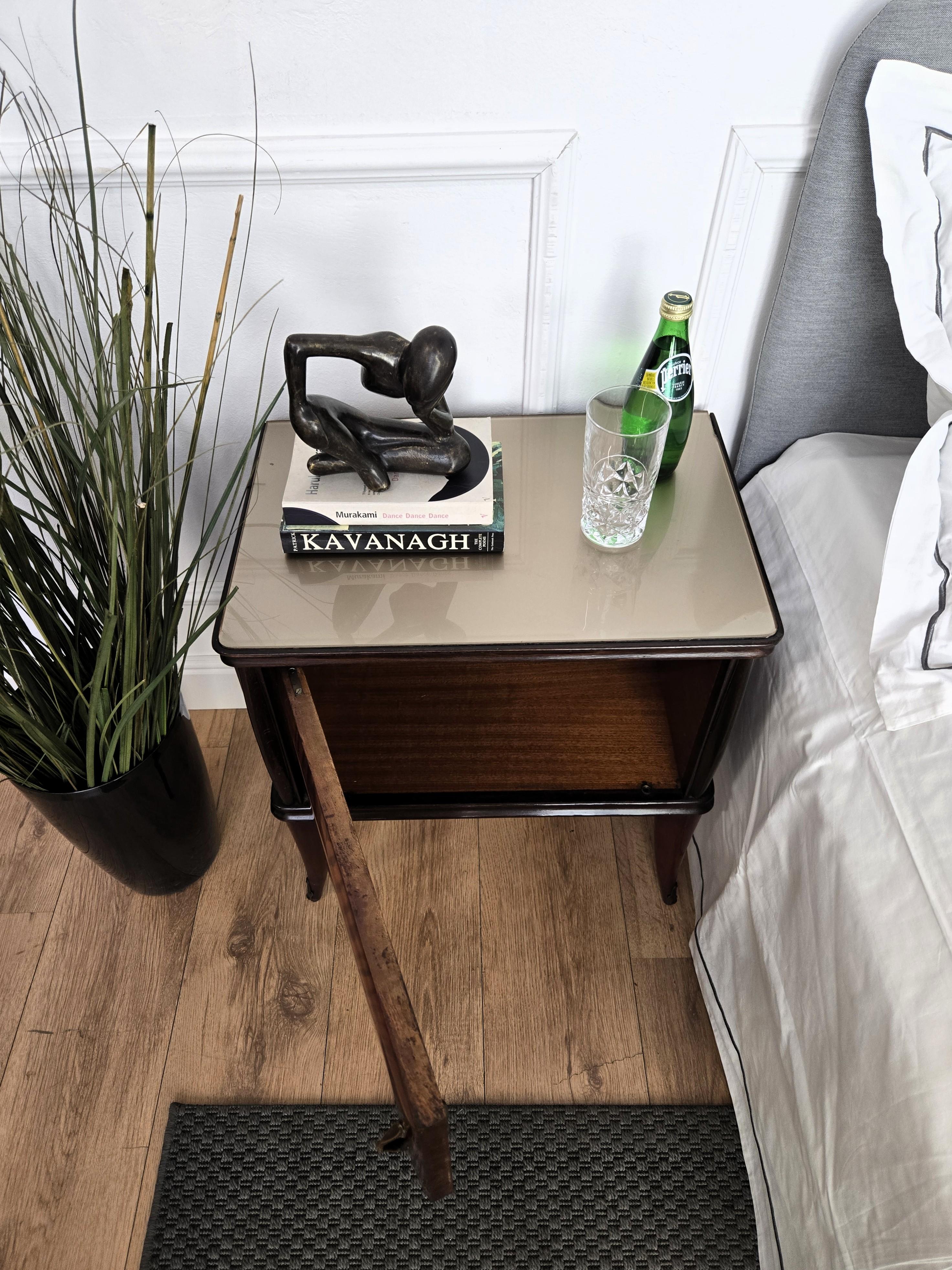italien Pair of Mid-Century Italian Art Deco Nightstands Bedside Tables Walnut Glass Top en vente