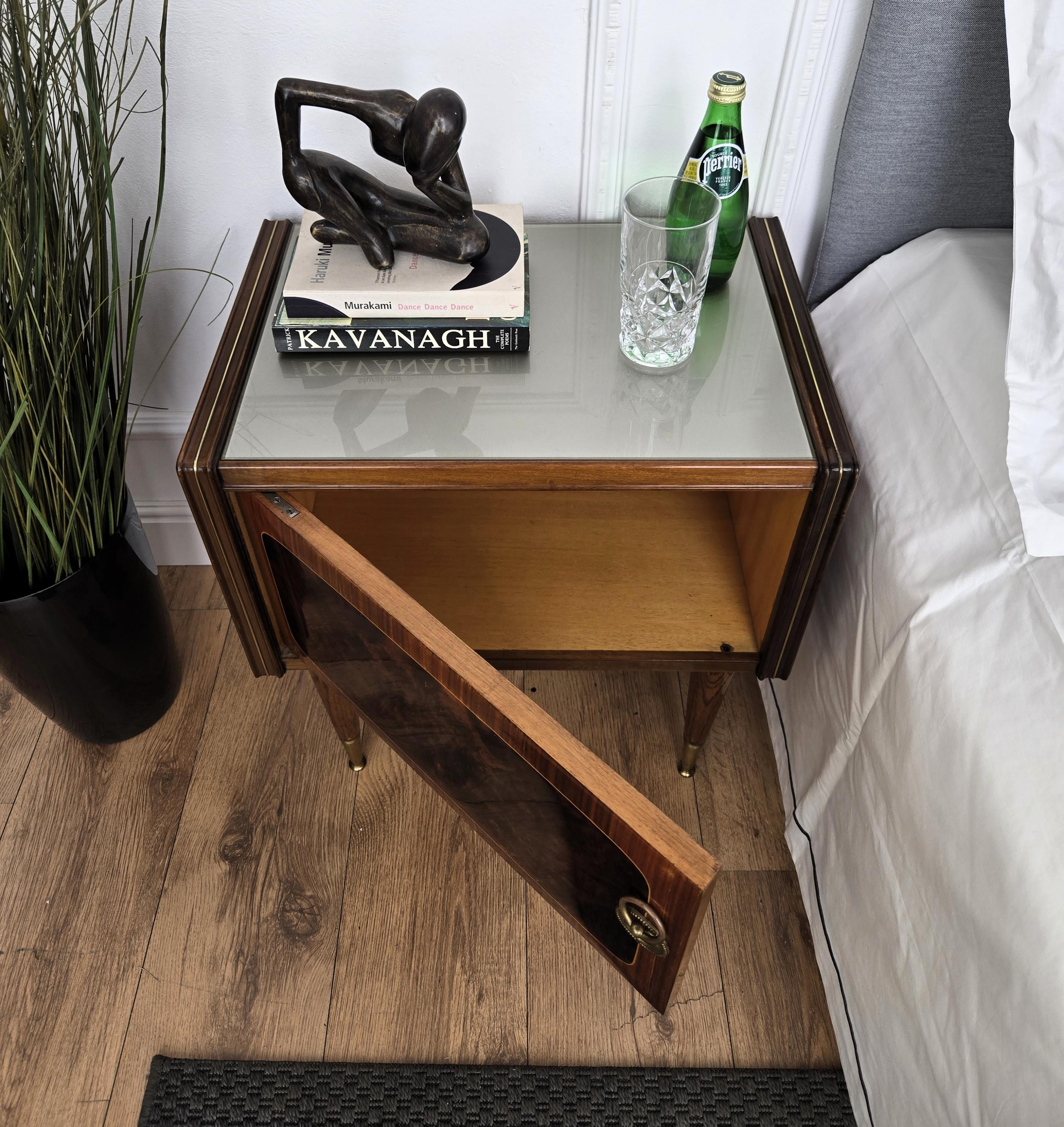 Paire de tables de chevet Art Déco italiennes du milieu du siècle dernier avec plateau en verre et noyer Bon état - En vente à Carimate, Como