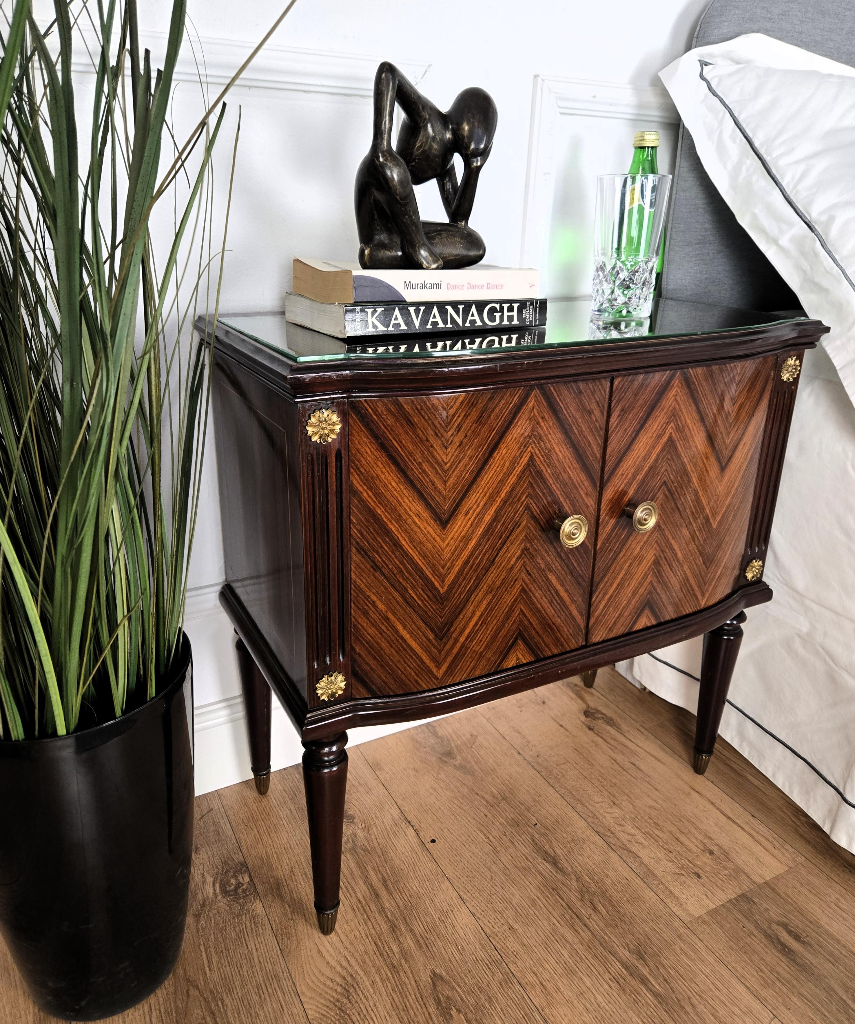 Art déco Paire de tables de chevet Art Déco italiennes du milieu du siècle dernier avec plateau en verre et noyer en vente