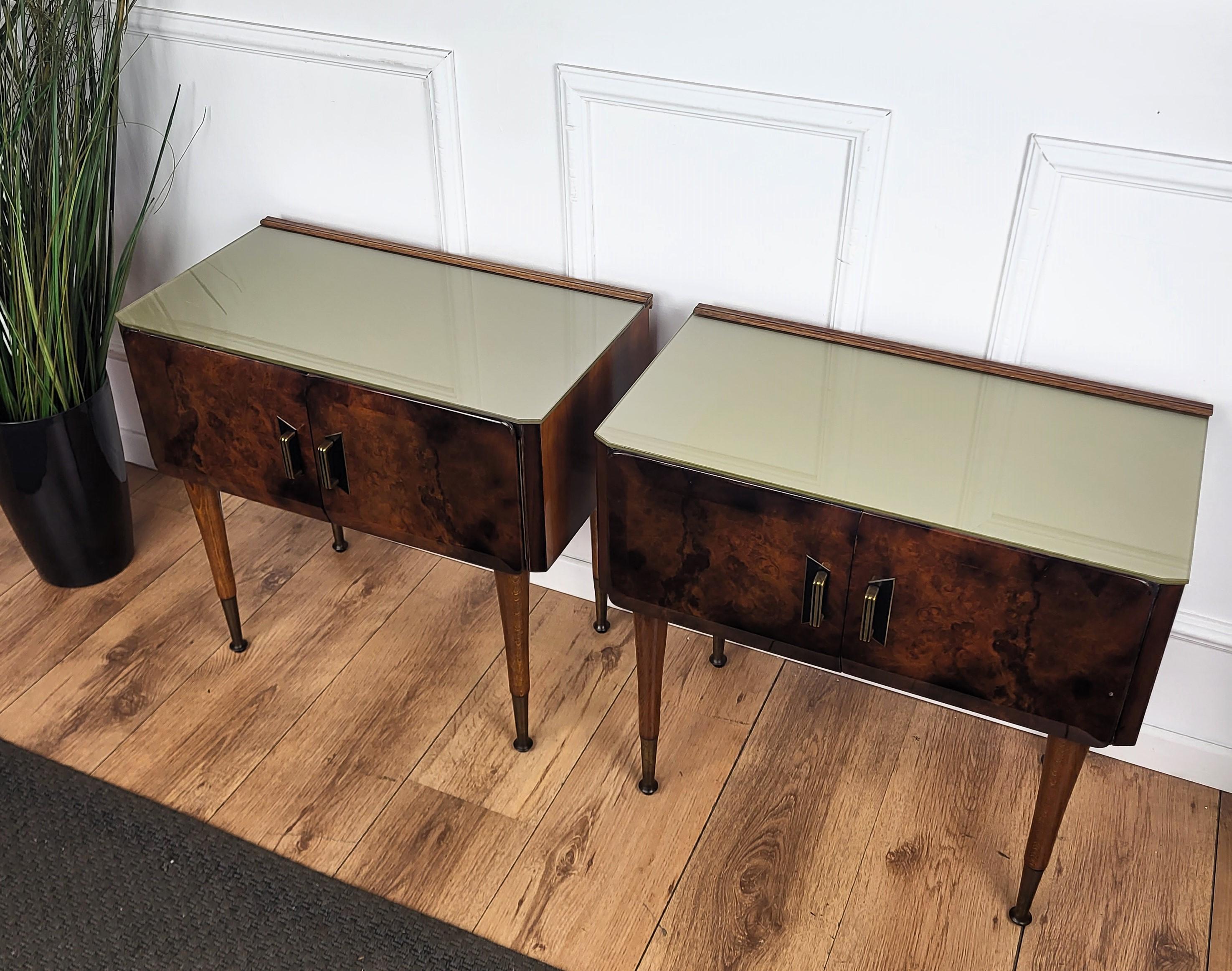Brass Pair of Mid-Century Italian Art Deco Nightstands Bedside Tables Walnut Glass Top For Sale