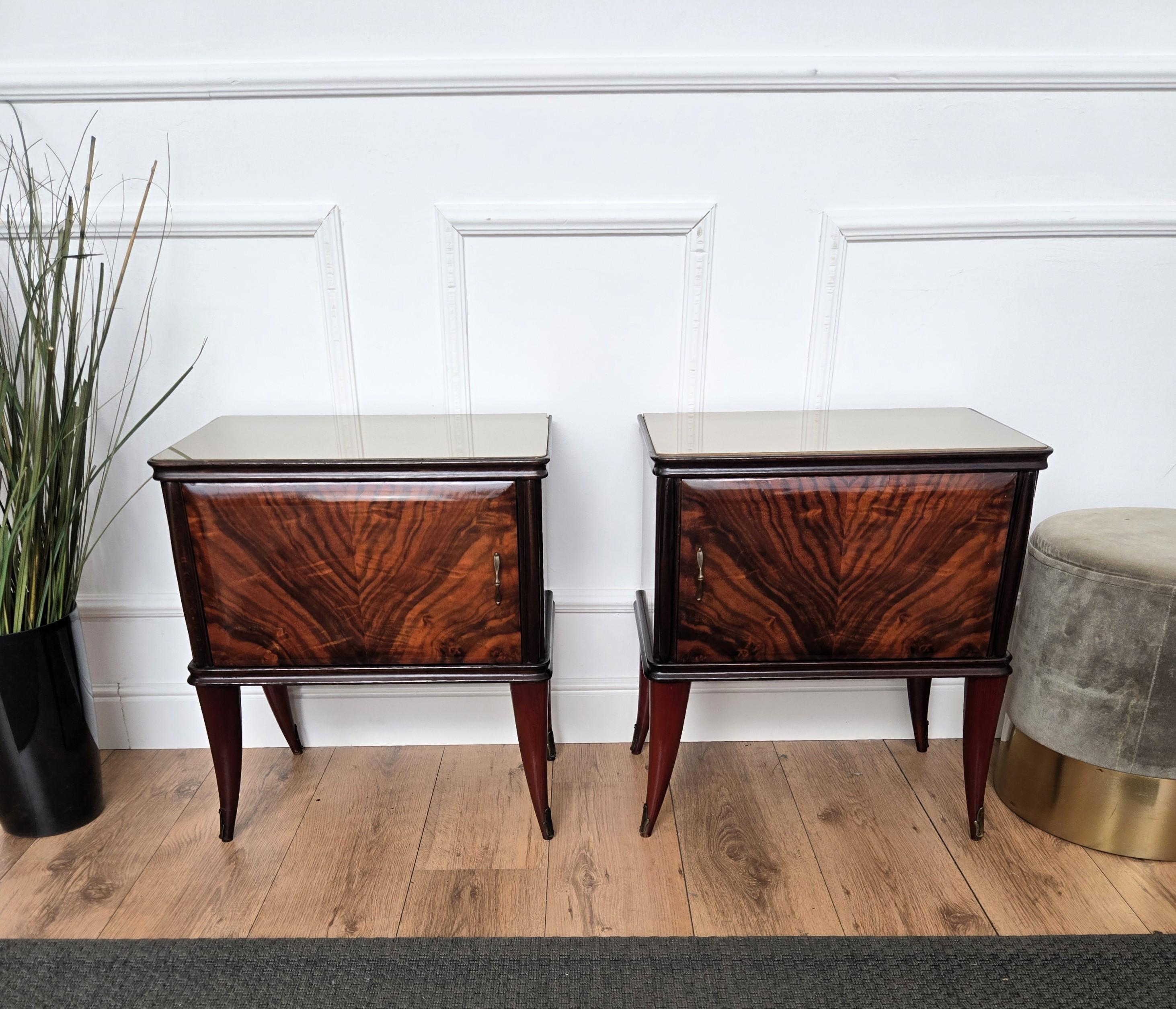 Pair of Mid-Century Italian Art Deco Nightstands Bedside Tables Walnut Glass Top Bon état - En vente à Carimate, Como