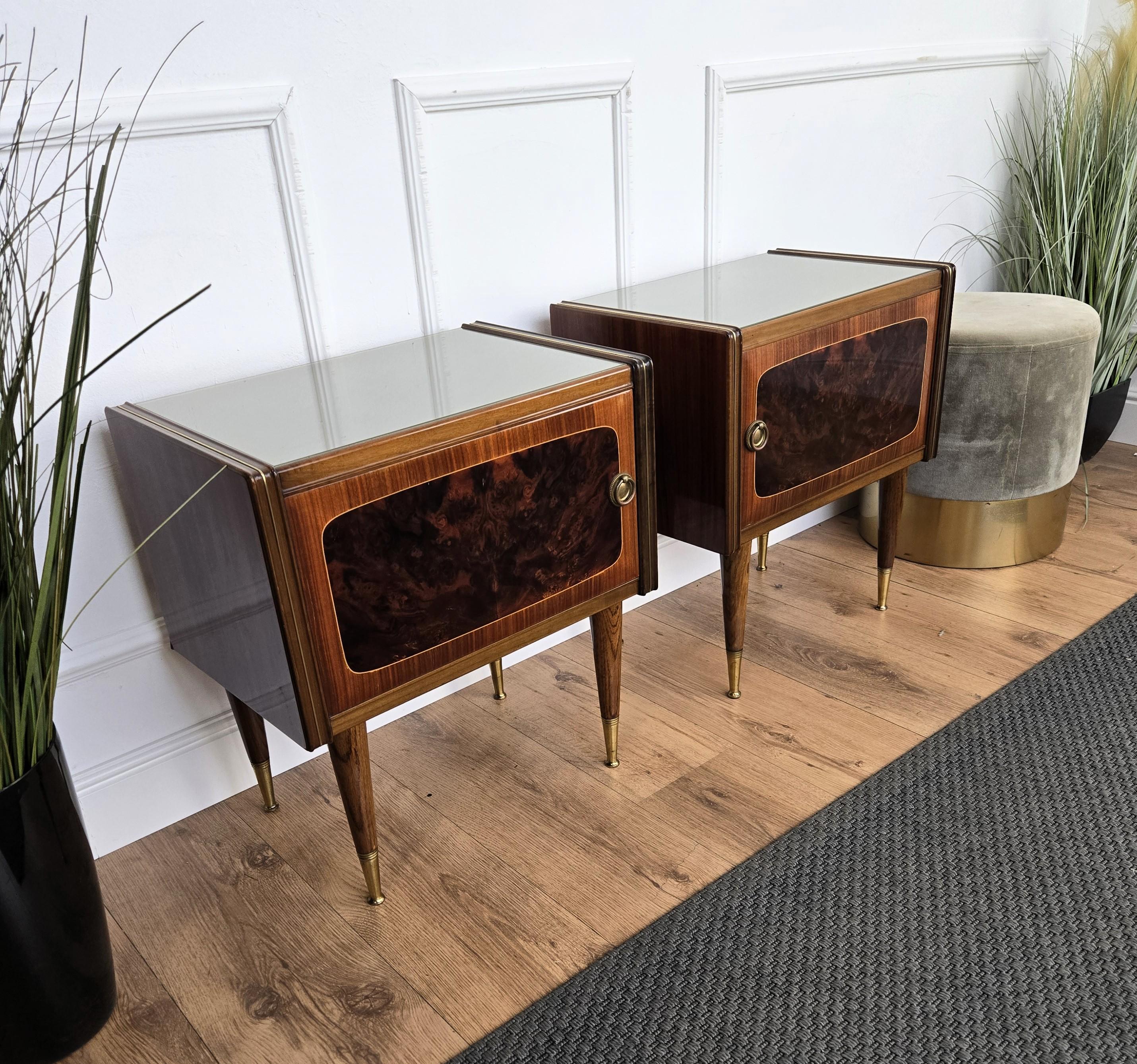 20ième siècle Paire de tables de chevet Art Déco italiennes du milieu du siècle dernier avec plateau en verre et noyer en vente