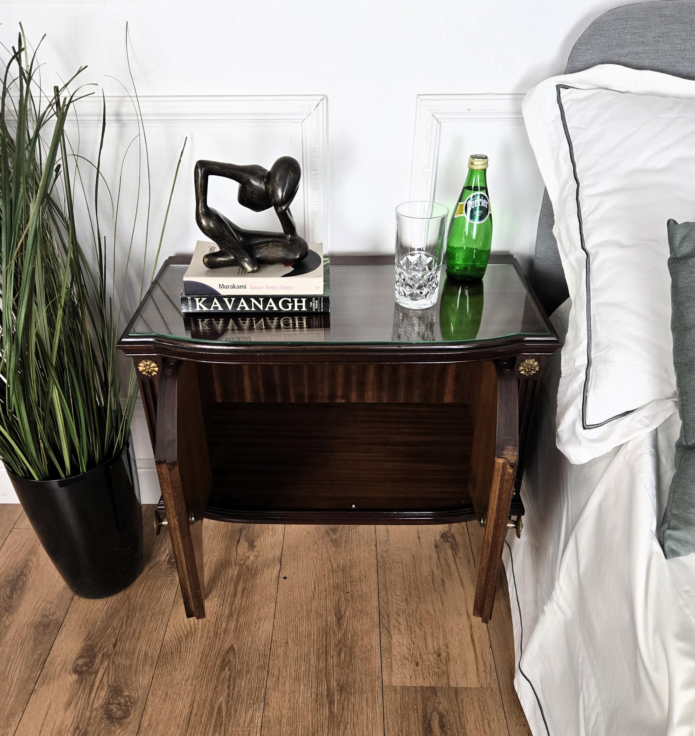 Paire de tables de chevet Art Déco italiennes du milieu du siècle dernier avec plateau en verre et noyer Bon état - En vente à Carimate, Como