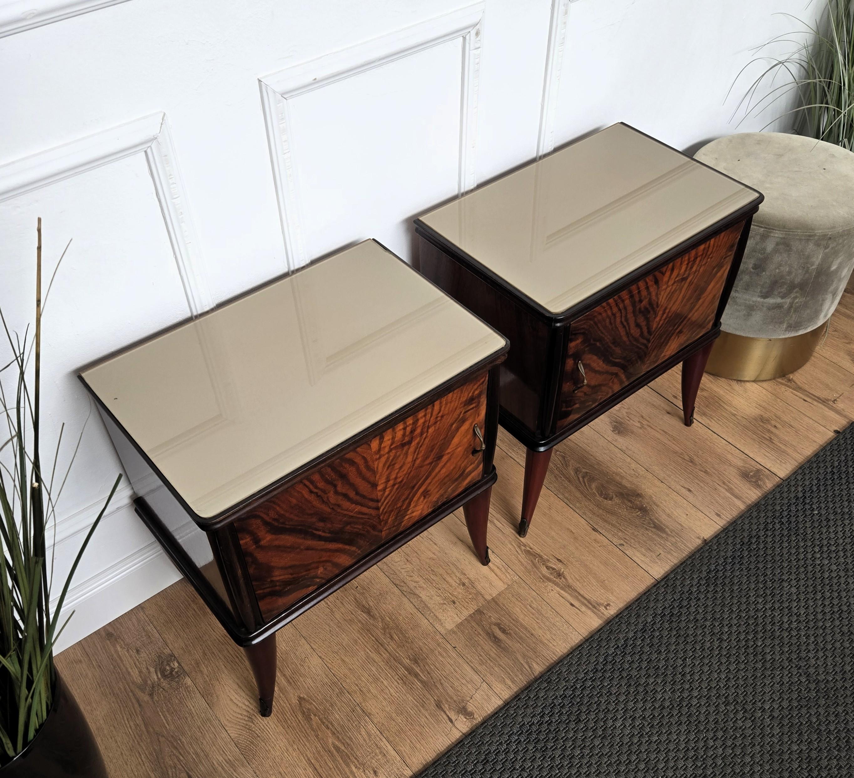 20ième siècle Pair of Mid-Century Italian Art Deco Nightstands Bedside Tables Walnut Glass Top en vente