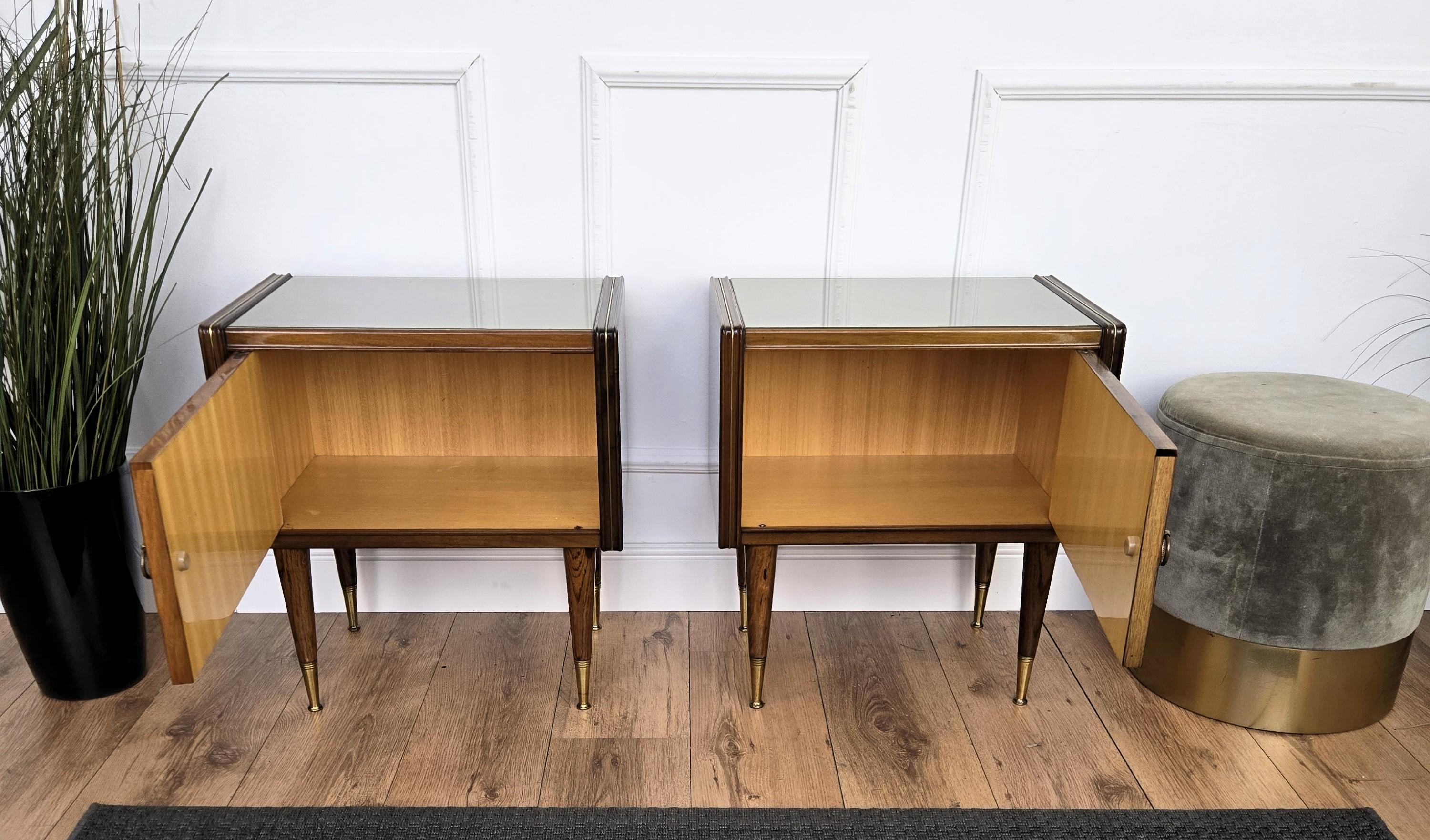 Laiton Paire de tables de chevet Art Déco italiennes du milieu du siècle dernier avec plateau en verre et noyer en vente