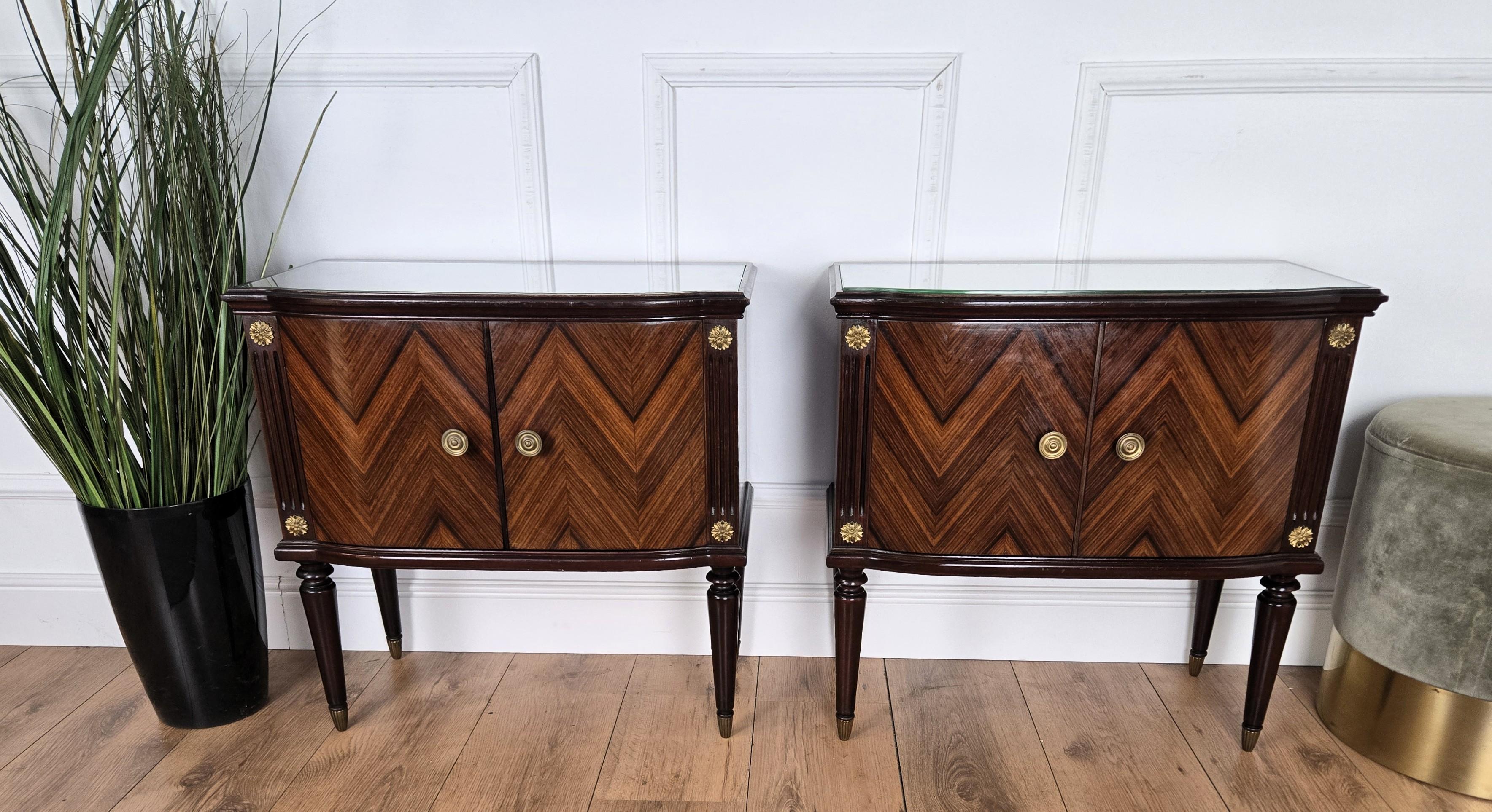 20ième siècle Paire de tables de chevet Art Déco italiennes du milieu du siècle dernier avec plateau en verre et noyer en vente