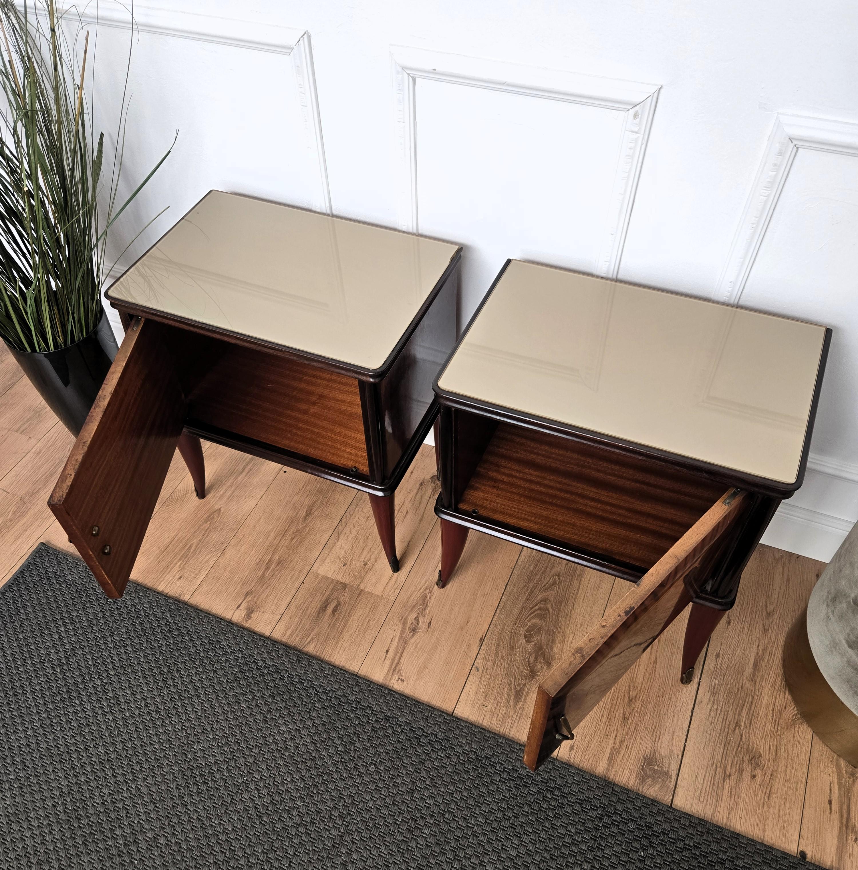 Laiton Pair of Mid-Century Italian Art Deco Nightstands Bedside Tables Walnut Glass Top en vente