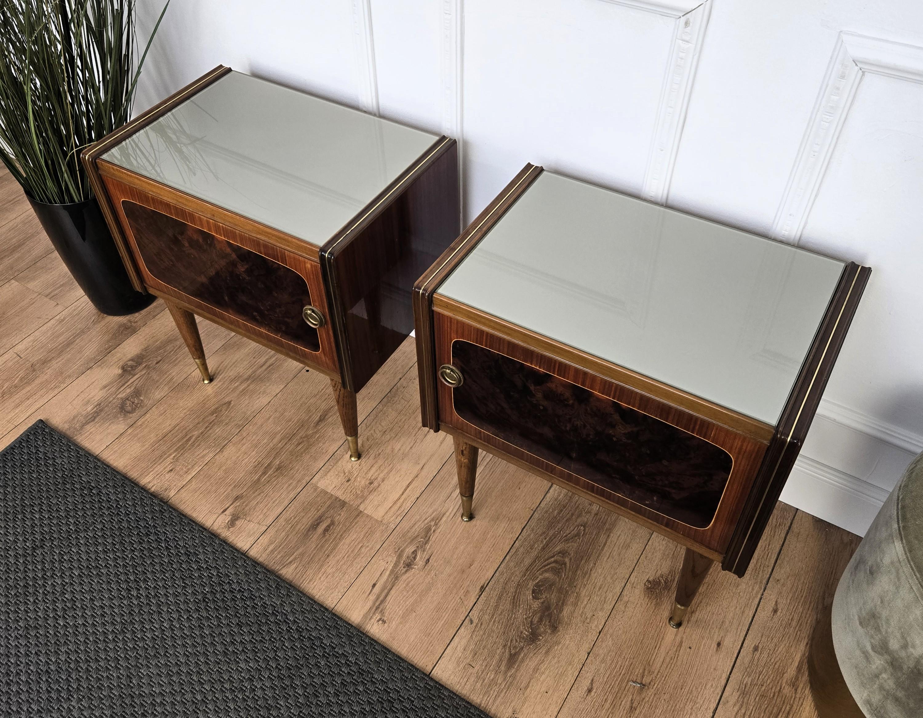 Paire de tables de chevet Art Déco italiennes du milieu du siècle dernier avec plateau en verre et noyer en vente 1