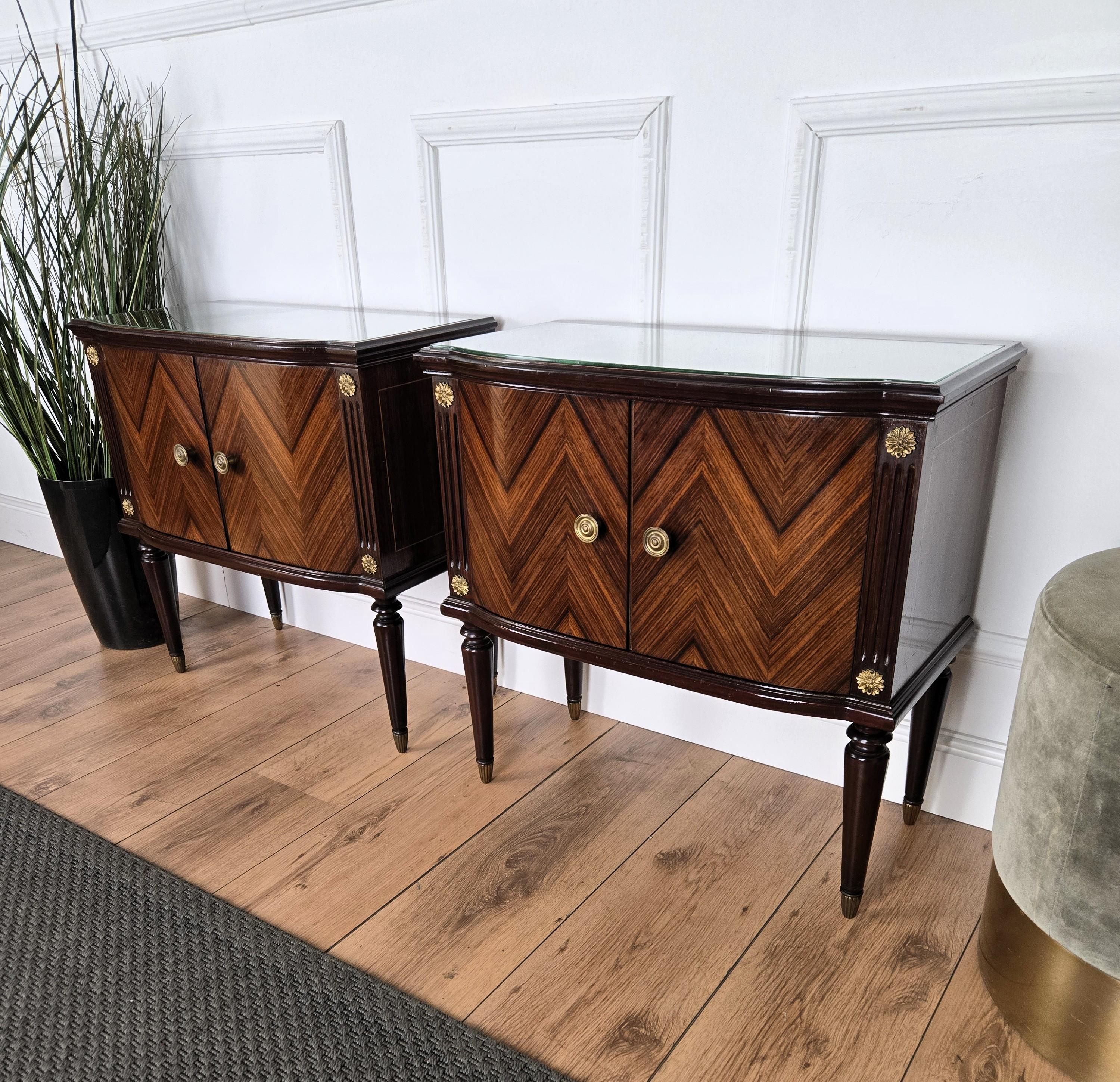 Laiton Paire de tables de chevet Art Déco italiennes du milieu du siècle dernier avec plateau en verre et noyer en vente