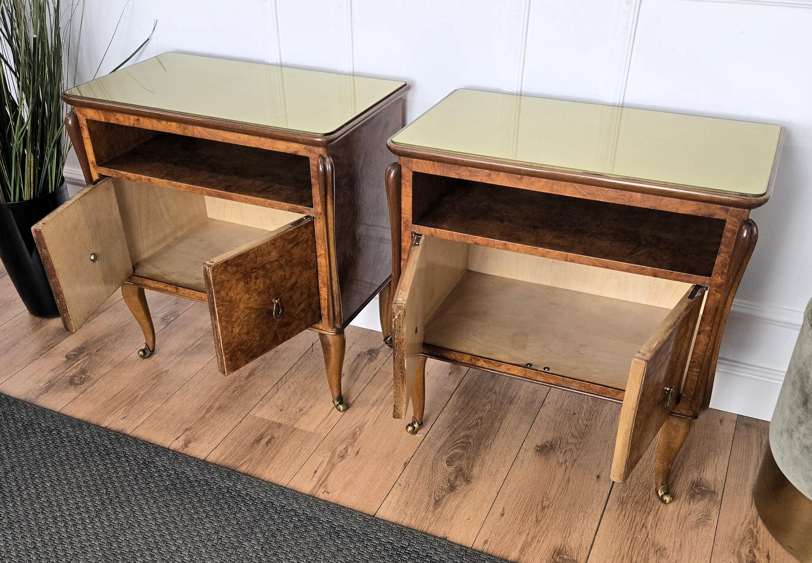Pair of Mid-Century Italian Art Deco Nightstands Bedside Tables Walnut Glass Top For Sale 3