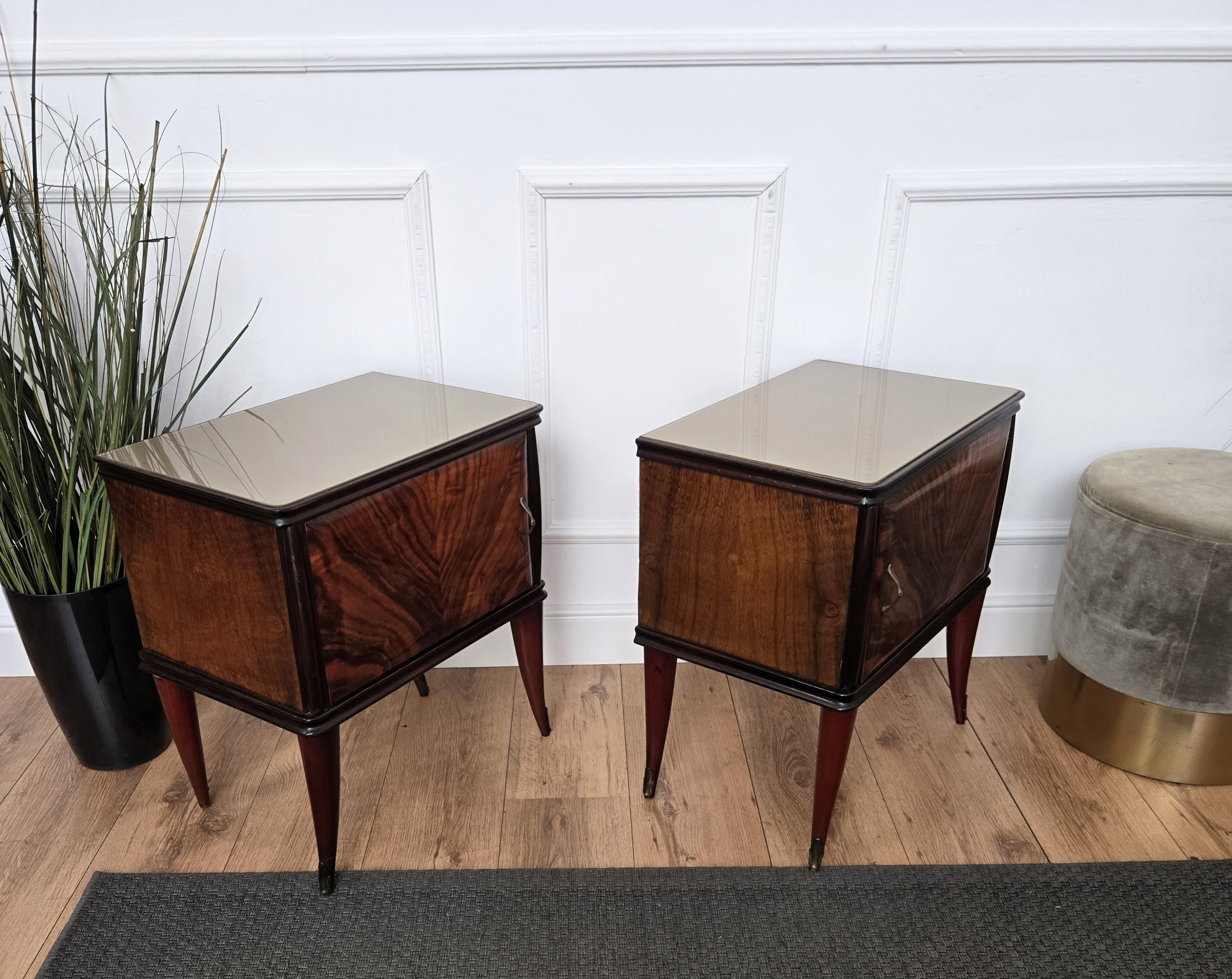 Pair of Mid-Century Italian Art Deco Nightstands Bedside Tables Walnut Glass Top en vente 1