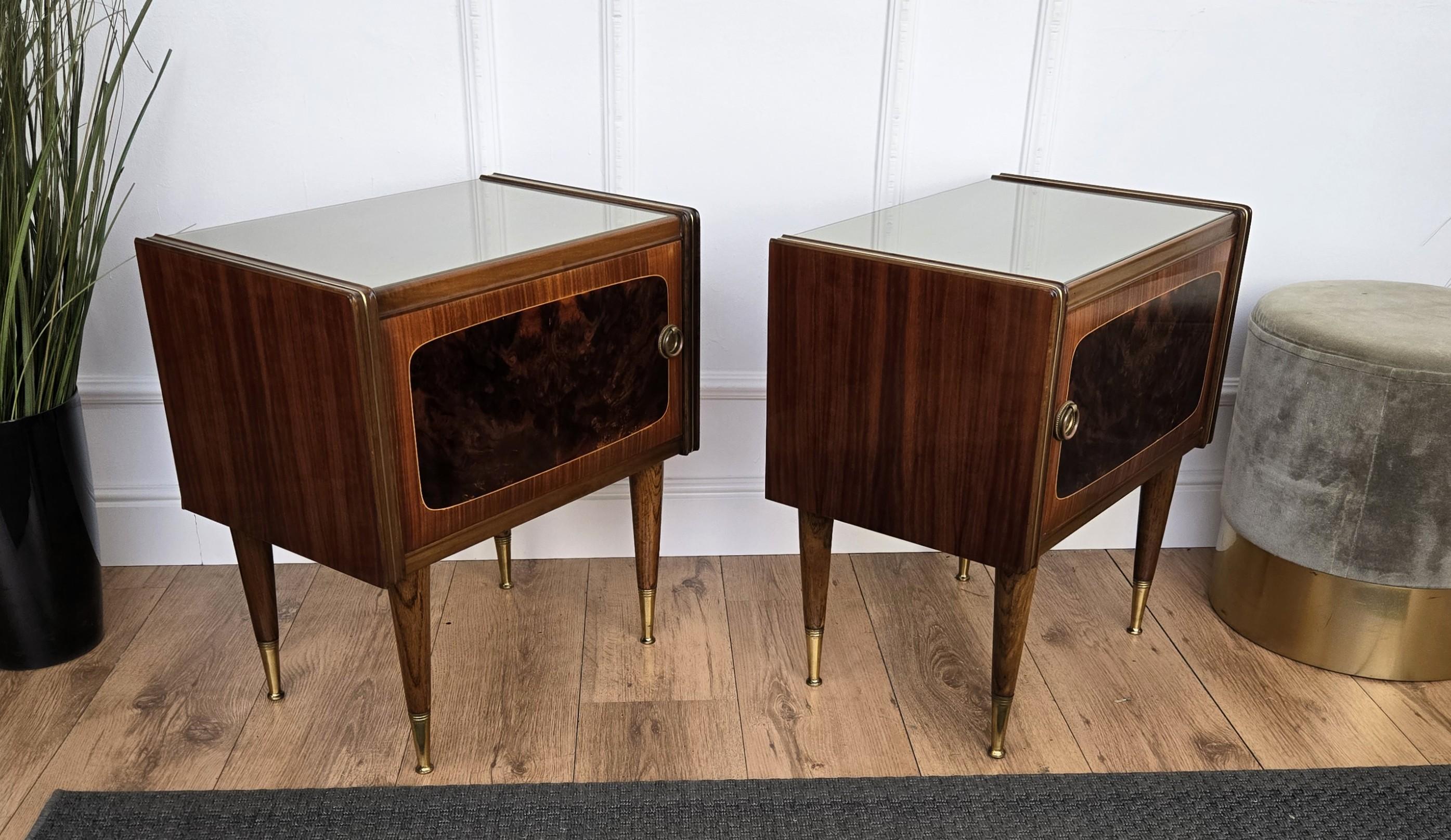 Paire de tables de chevet Art Déco italiennes du milieu du siècle dernier avec plateau en verre et noyer en vente 2