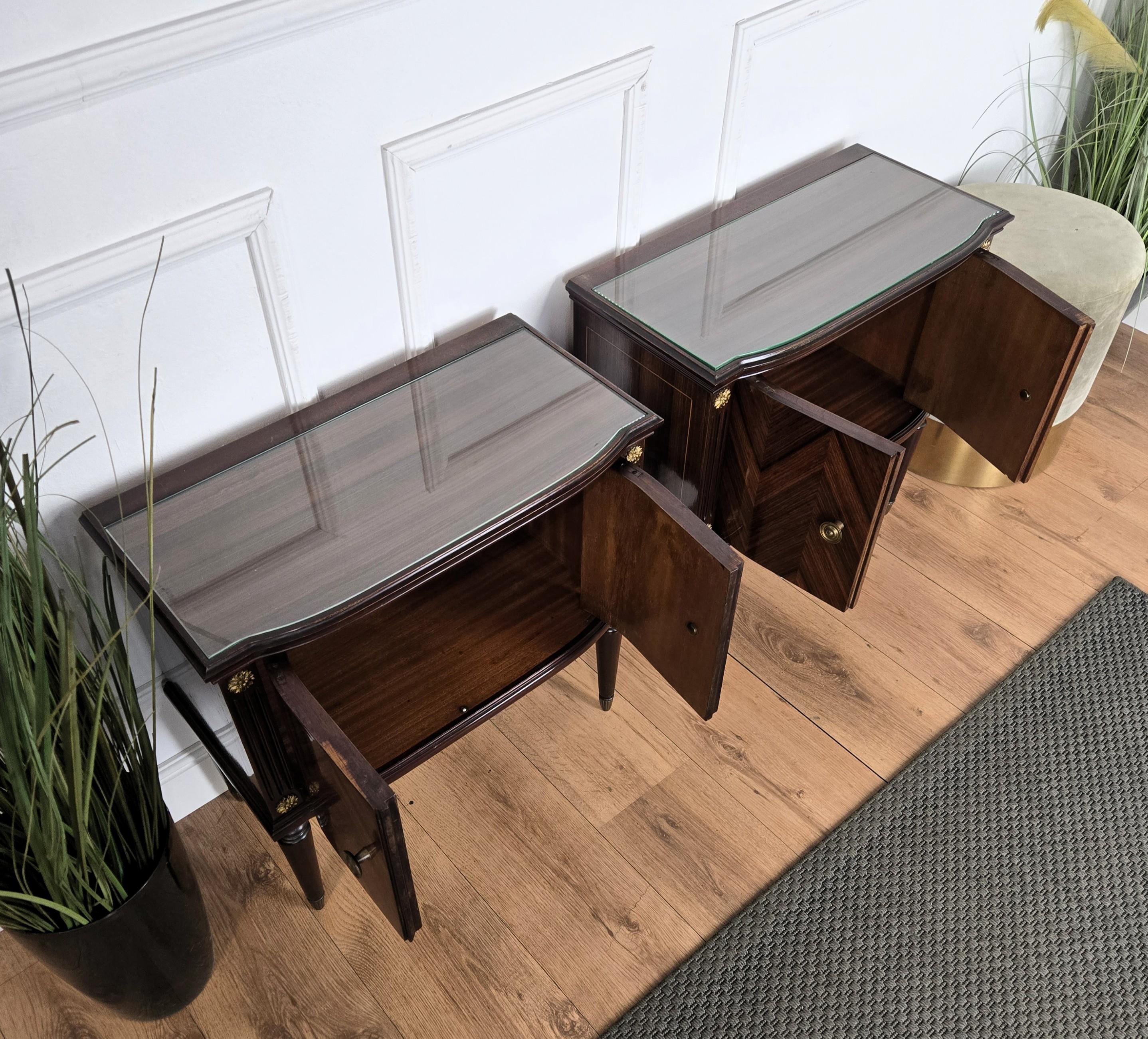 Paire de tables de chevet Art Déco italiennes du milieu du siècle dernier avec plateau en verre et noyer en vente 1