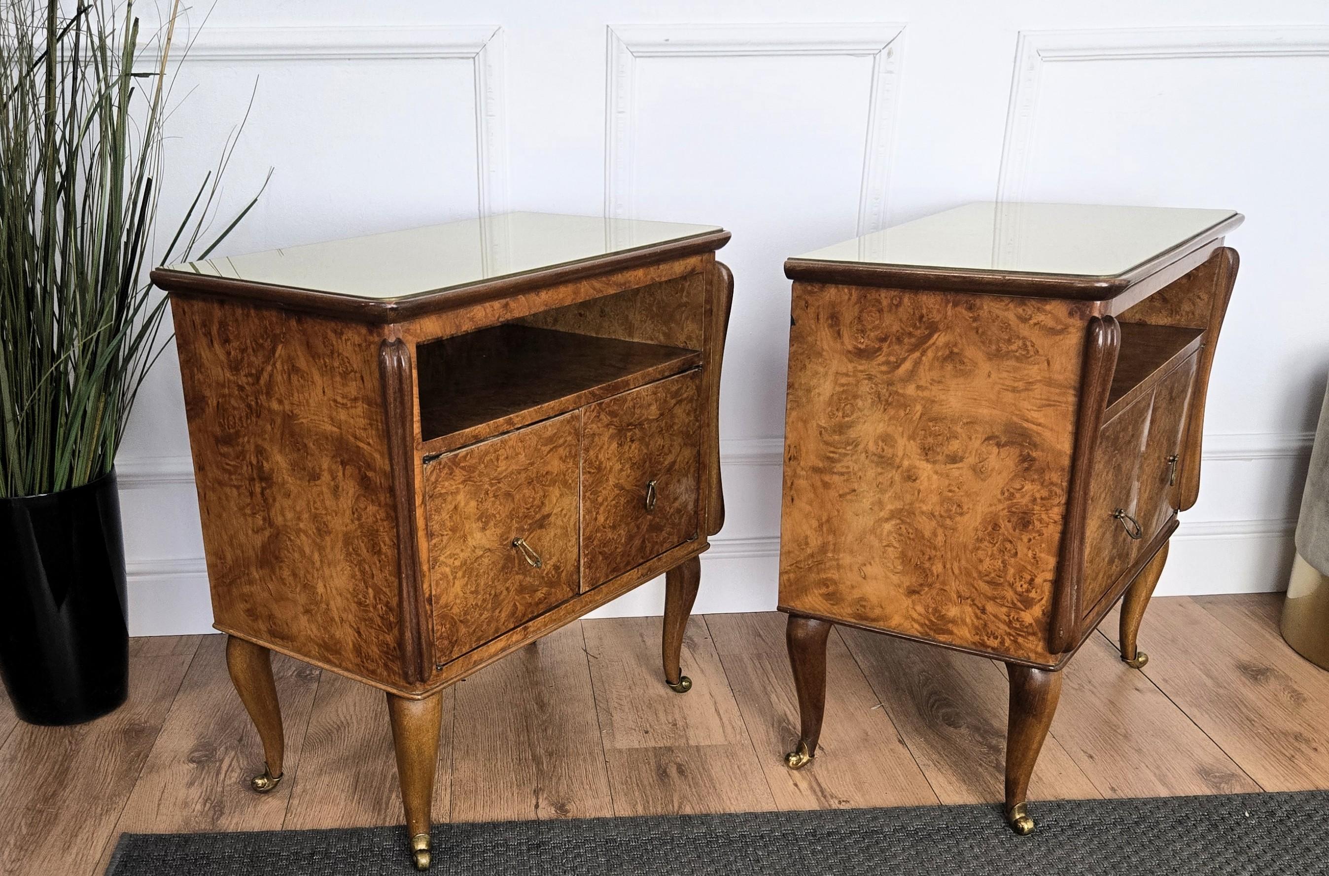 Pair of Mid-Century Italian Art Deco Nightstands Bedside Tables Walnut Glass Top For Sale 4
