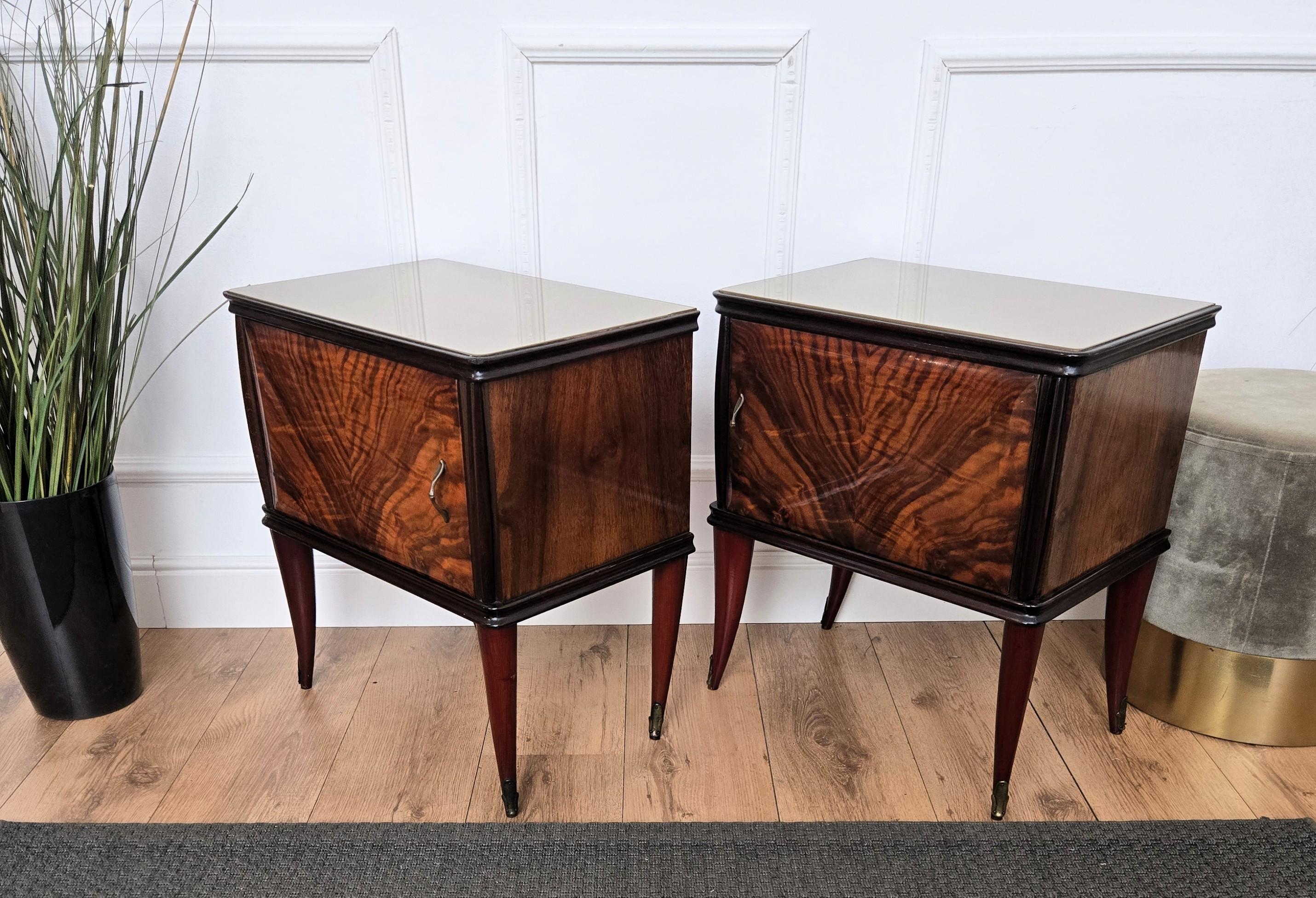 Pair of Mid-Century Italian Art Deco Nightstands Bedside Tables Walnut Glass Top en vente 2