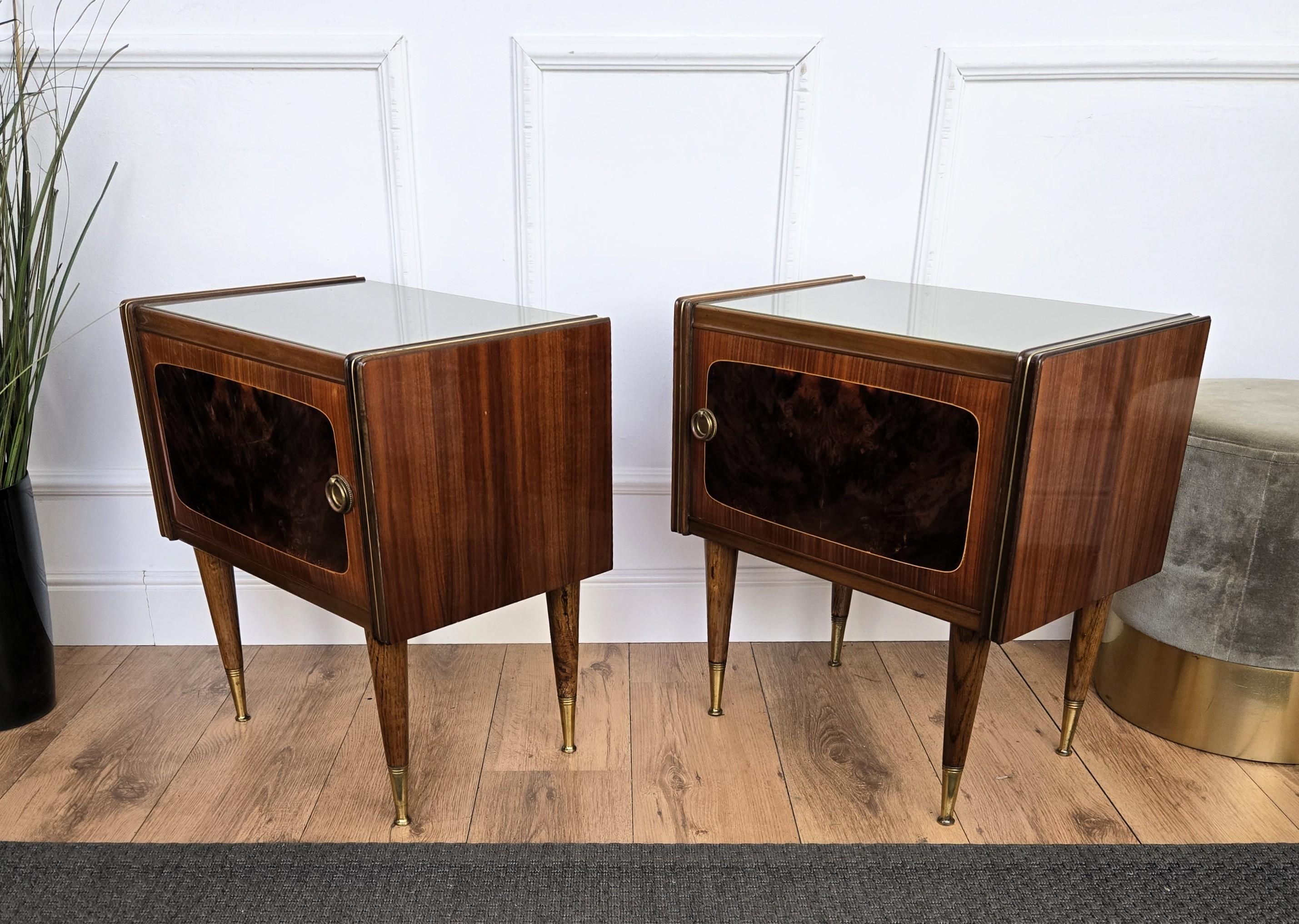 Paire de tables de chevet Art Déco italiennes du milieu du siècle dernier avec plateau en verre et noyer en vente 3