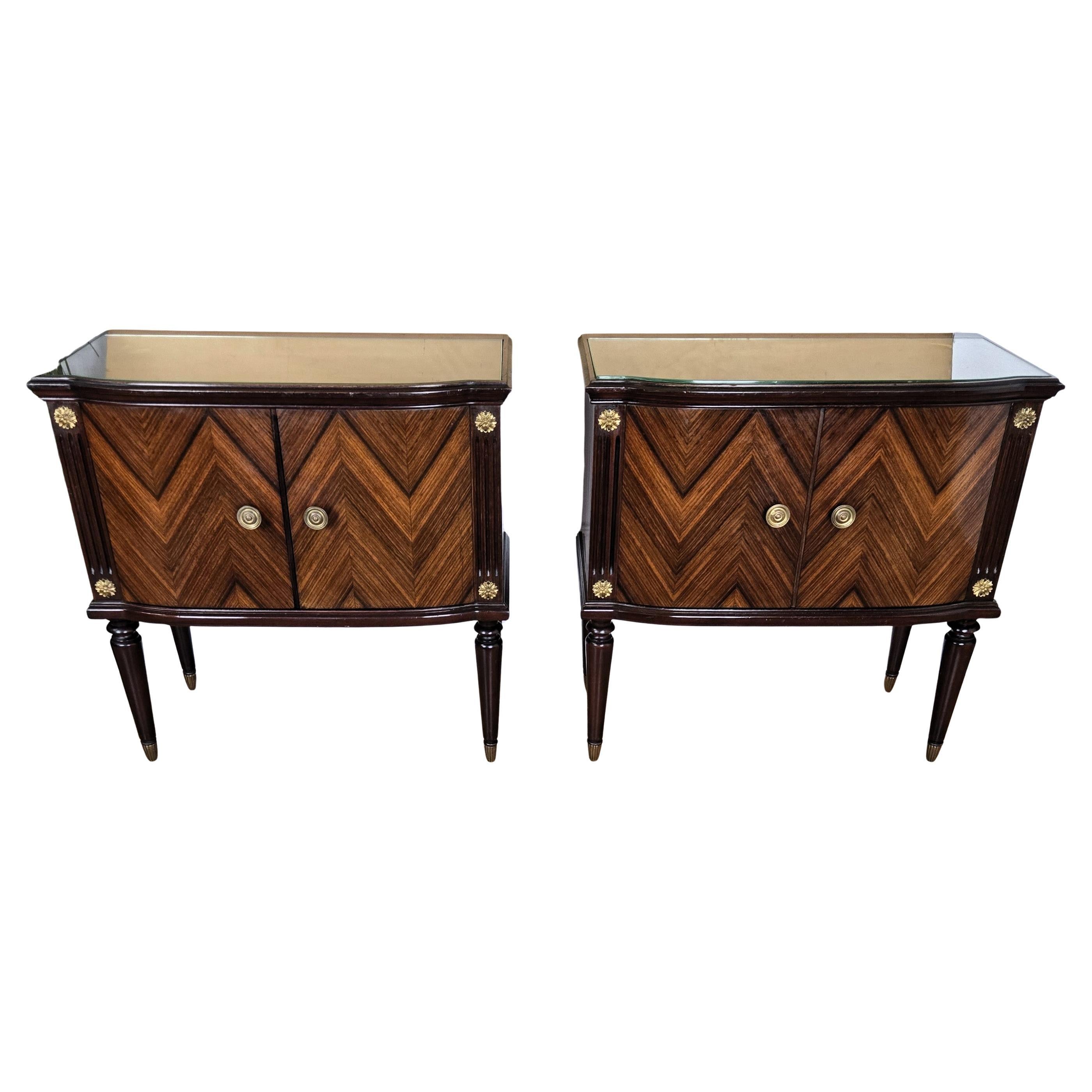 Paire de tables de chevet Art Déco italiennes du milieu du siècle dernier avec plateau en verre et noyer en vente