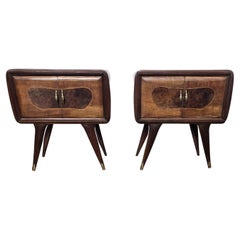 Coppia di Comodini Art Deco italiani del metà del secolo scorso con piano in vetro di noce